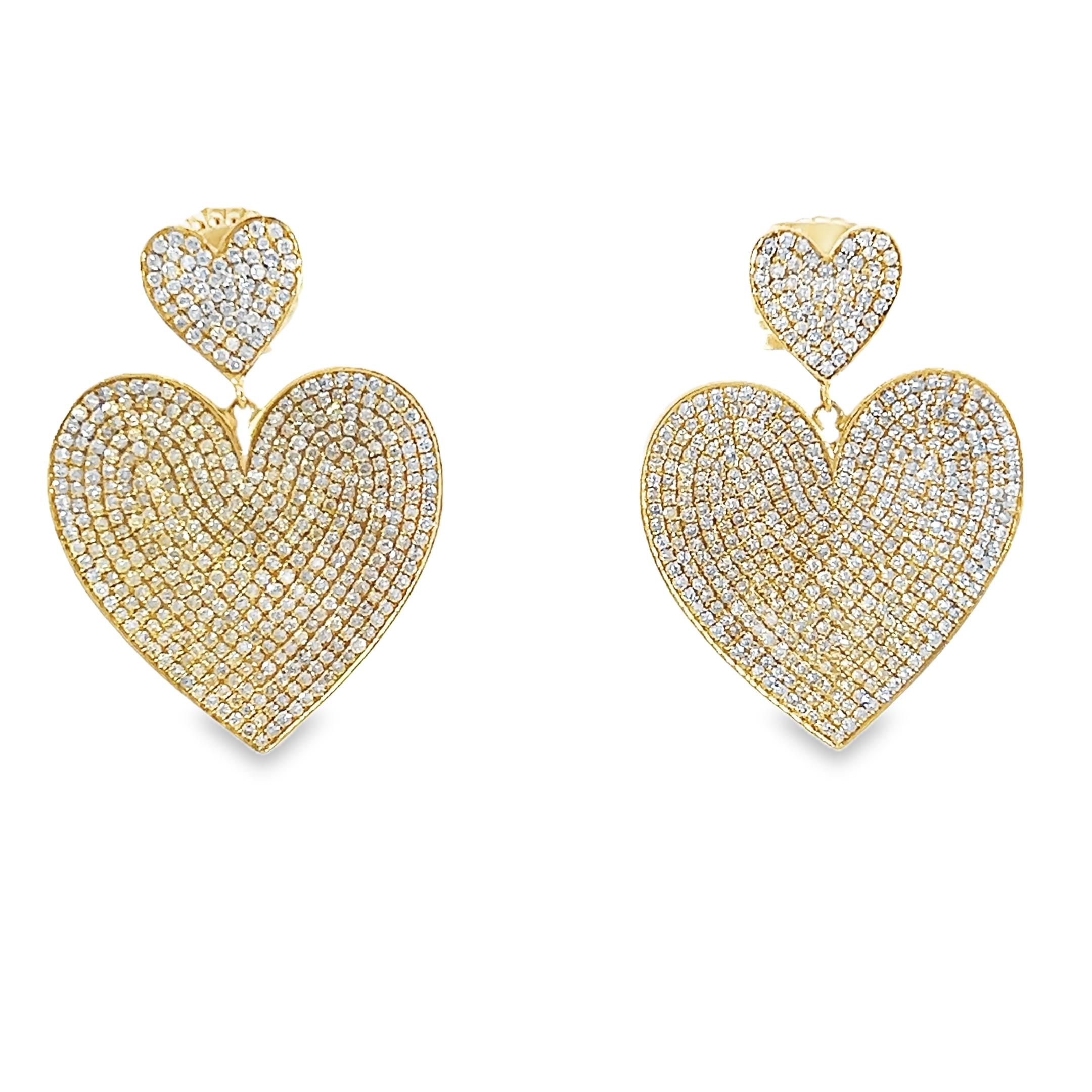 L'equilibrio ideale tra stile e charme si trova in questi splendidi orecchini a forma di cuore. Realizzati in pregiato oro 14 Kt e con diamanti brillanti incastonati per un totale di 3,18 carati, sono realizzati per catturare magnificamente la luce.