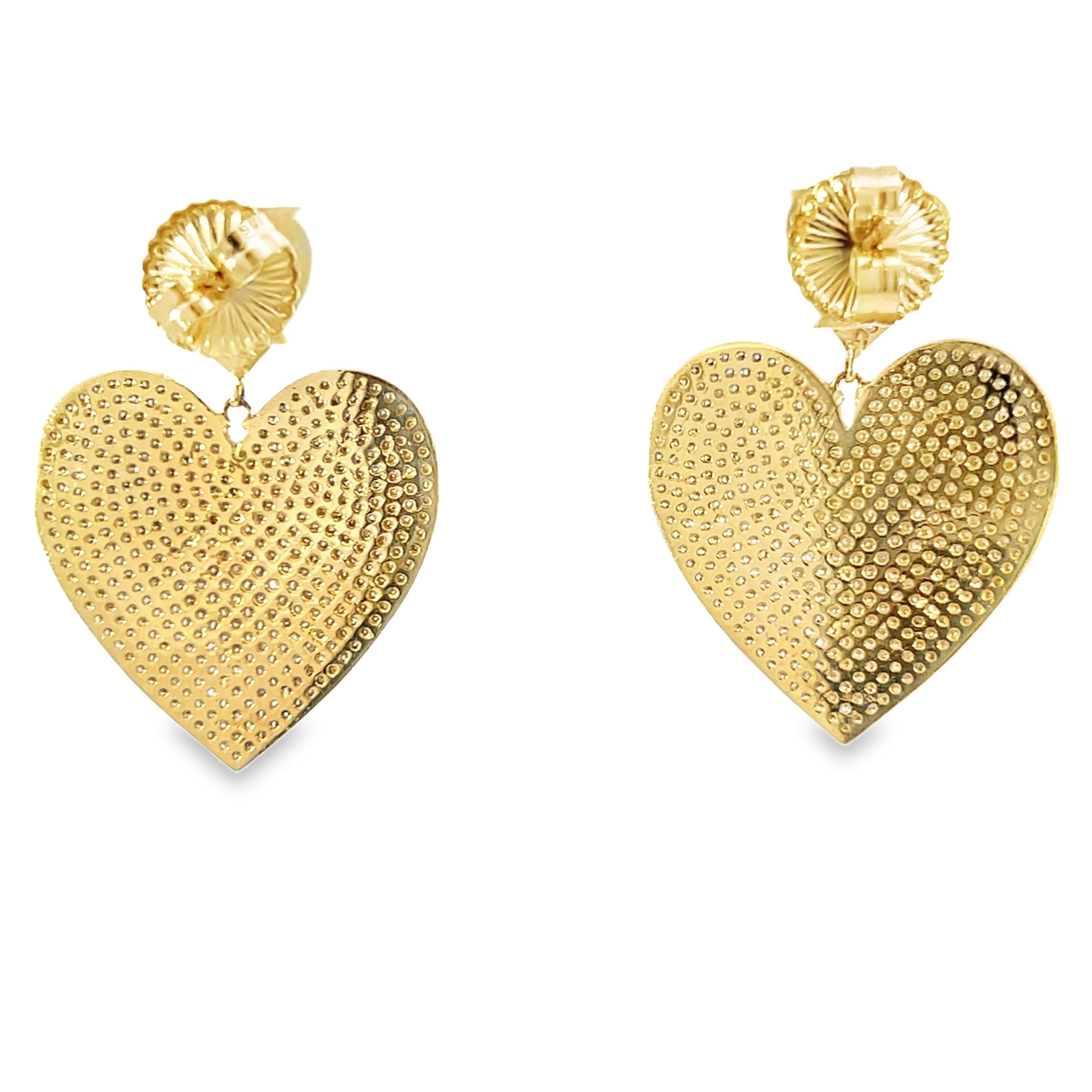 Taglio rotondo Eleganti orecchini con diamanti a forma di cuore in vendita