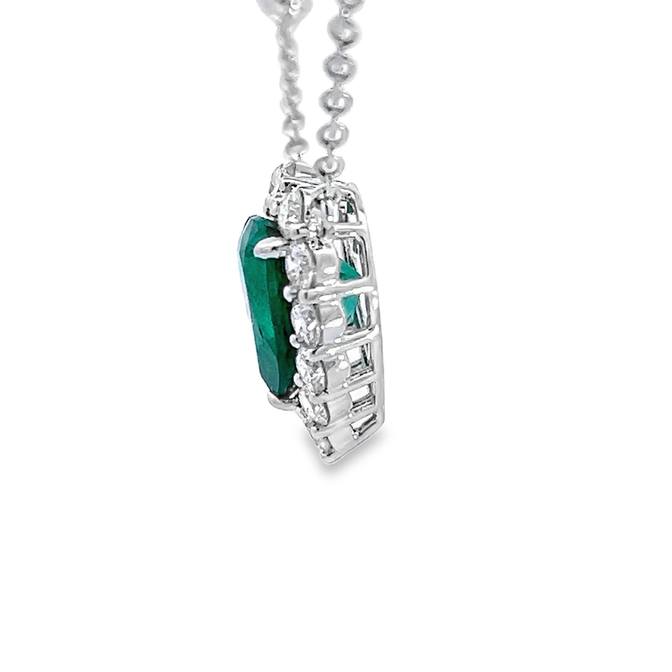 Questo splendido ciondolo a forma di cuore con smeraldo è un vero e proprio pezzo forte. Circondato da diamanti scintillanti, cattura l'essenza dell'eleganza e del romanticismo. Perfetto per le occasioni speciali o per un regalo premuroso, questo