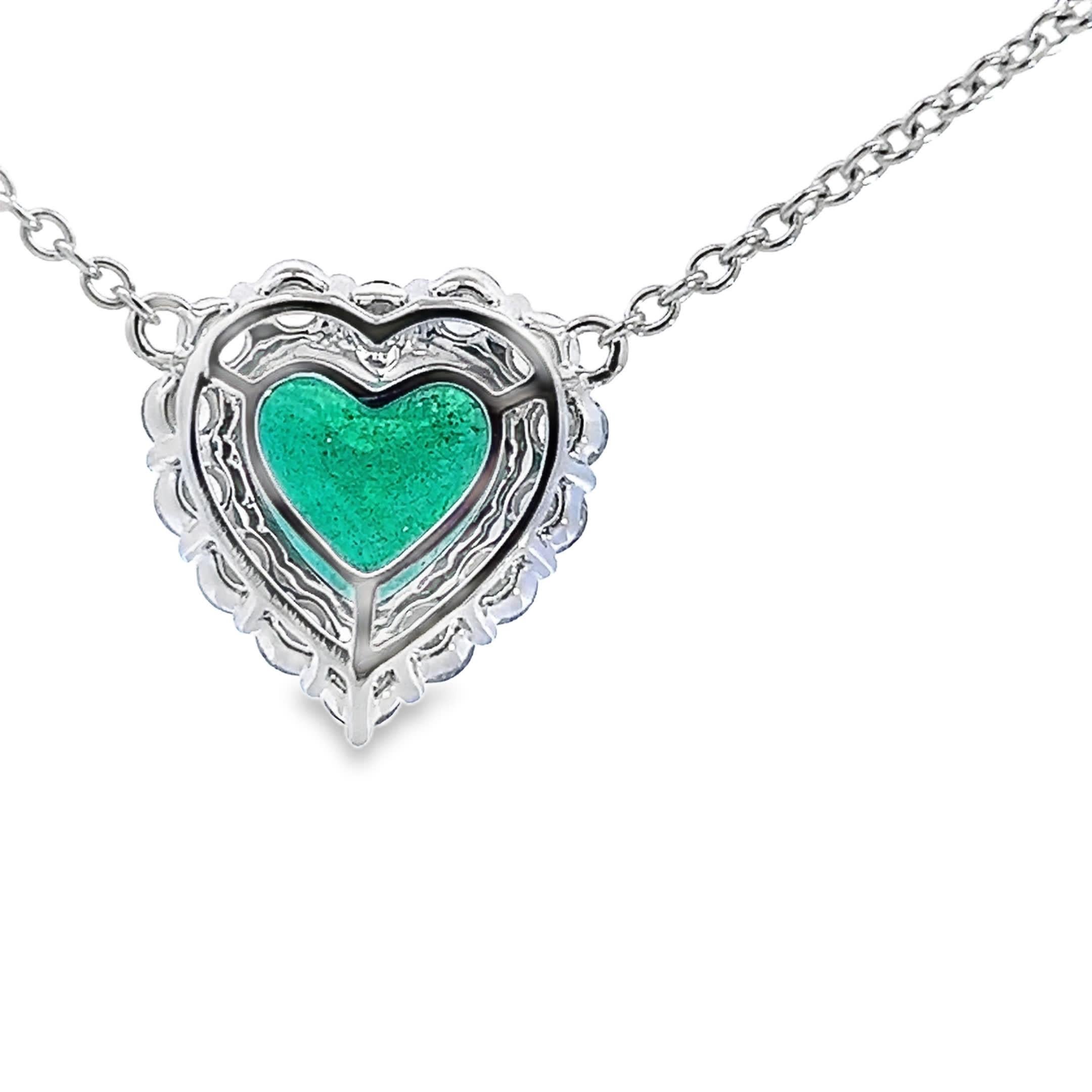 Elegante ciondolo a forma di cuore con smeraldo In condizioni Nuovo in vendita a Great Neck Plaza, NY