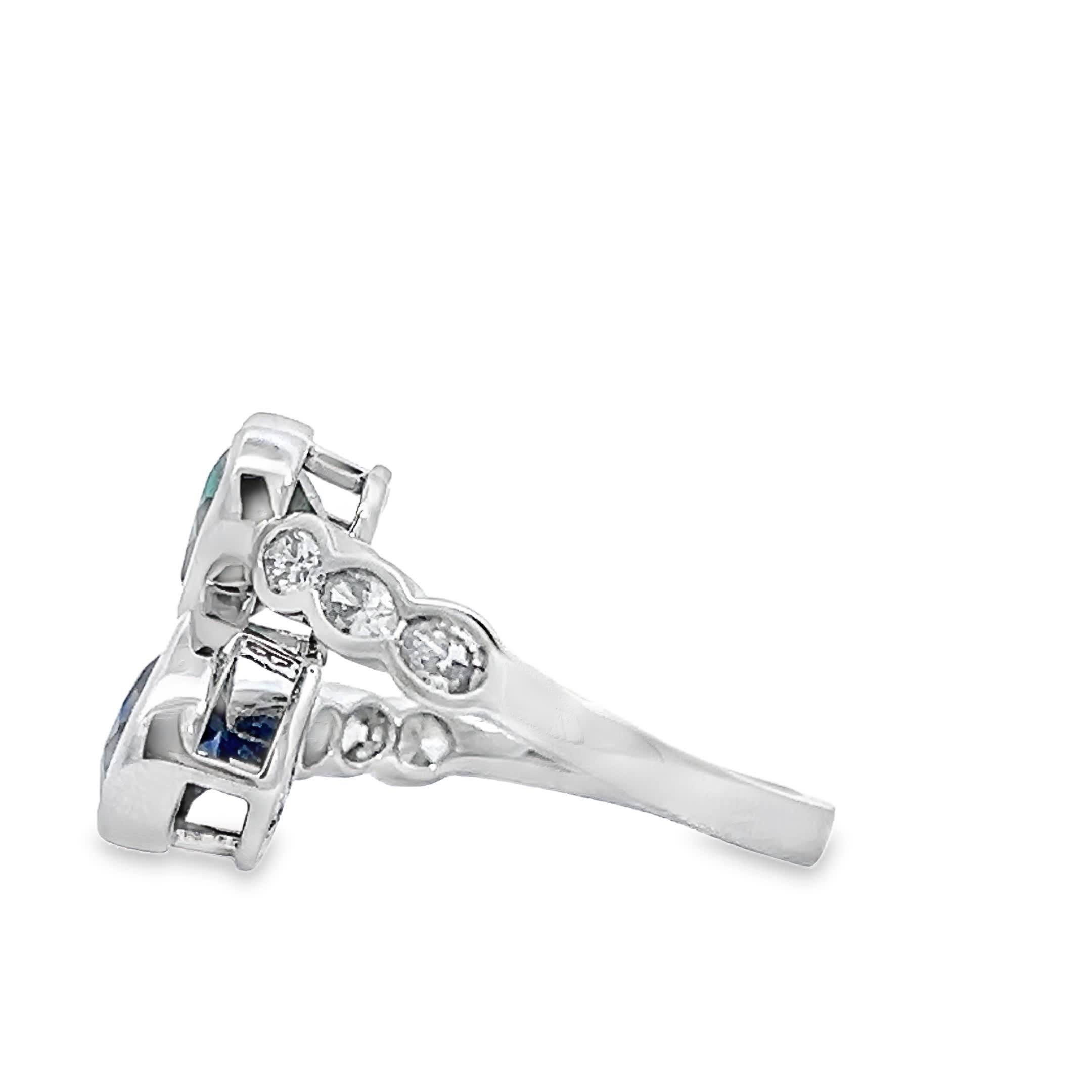 Dieser atemberaubende, herzförmige Ring besticht durch eine Mischung aus blauen und grünen Edelsteinen, die Liebe und Harmonie symbolisieren. Der mit Präzision gefertigte Ring ist mit funkelnden Akzenten versehen, die seine Schönheit unterstreichen