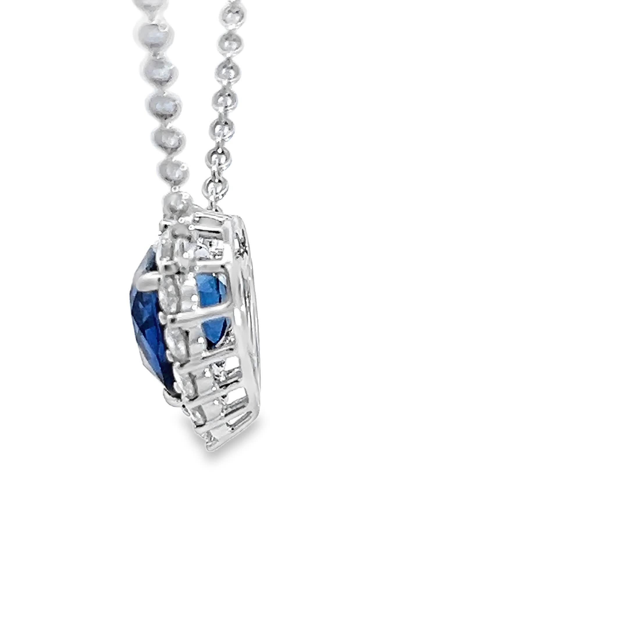 Questo splendido ciondolo con zaffiro a forma di cuore è un vero e proprio pezzo forte. Circondato da un'aureola di diamanti scintillanti, cattura la luce in modo meraviglioso, rendendolo perfetto per ogni occasione. Che tu voglia vestirti per un
