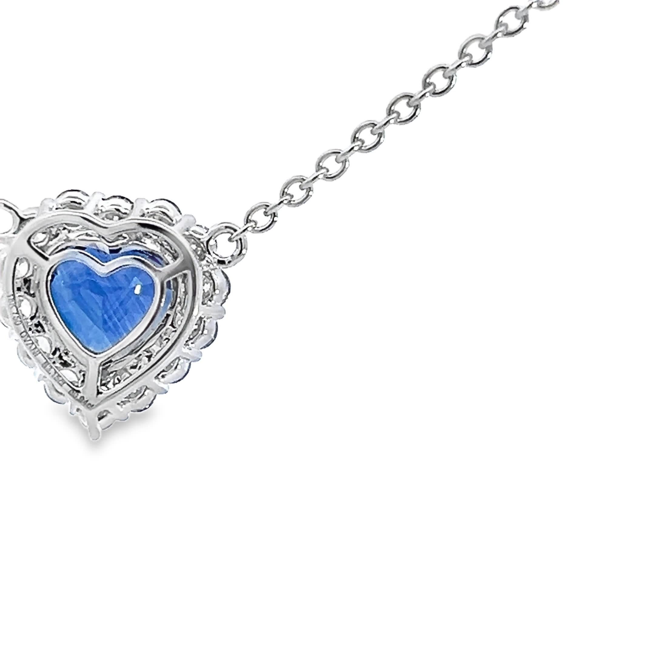 Elegante ciondolo con zaffiro a forma di cuore In condizioni Nuovo in vendita a Great Neck Plaza, NY