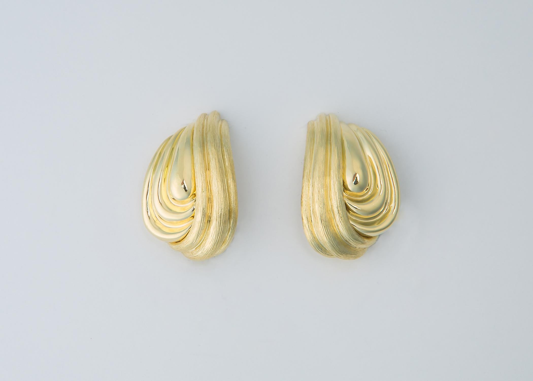 Contemporary Elegant Henry Dunay Sabi and Shiny Gold Earrings