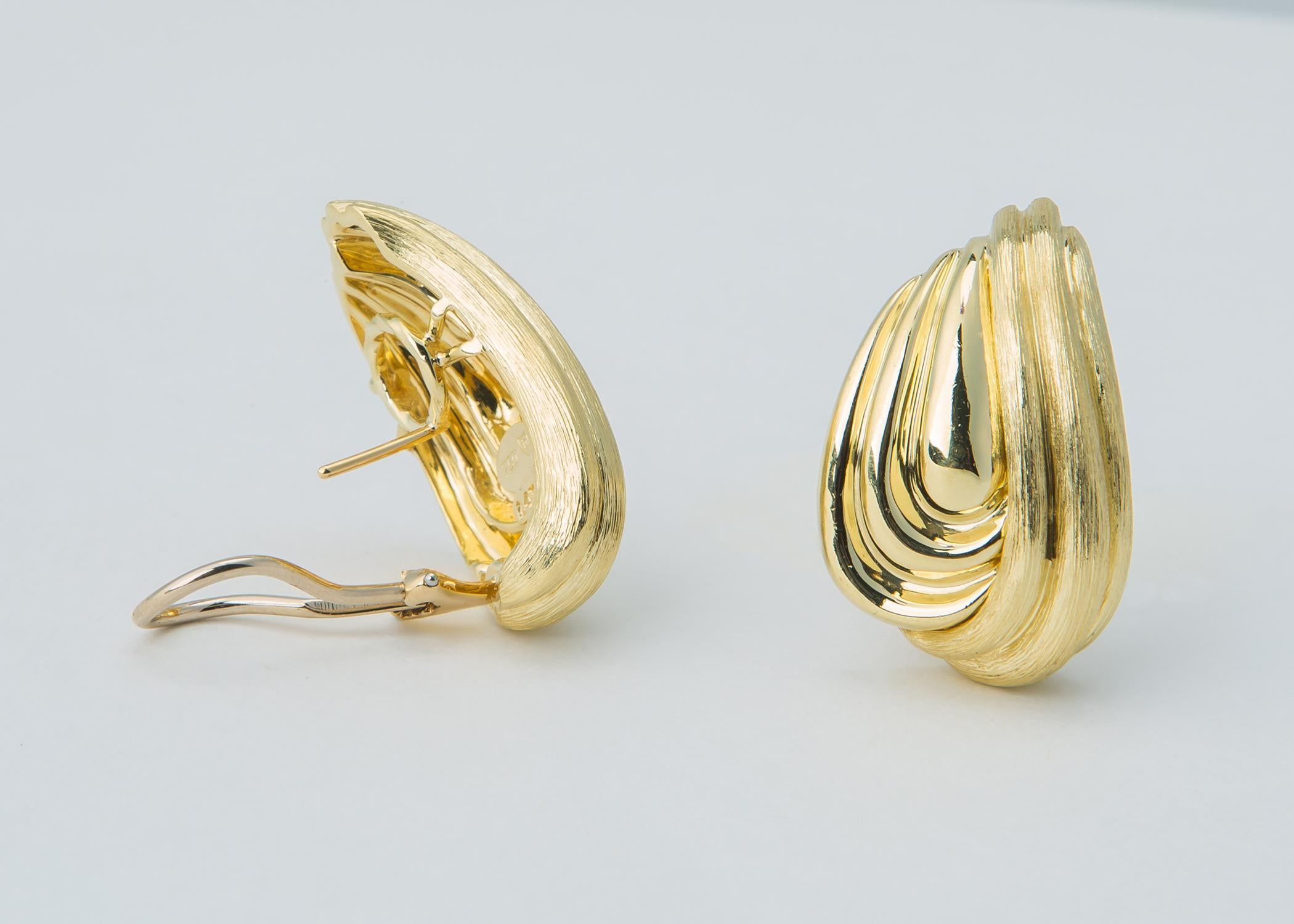 Elegant Henry Dunay Sabi and Shiny Gold Earrings In Excellent Condition In Atlanta, GA