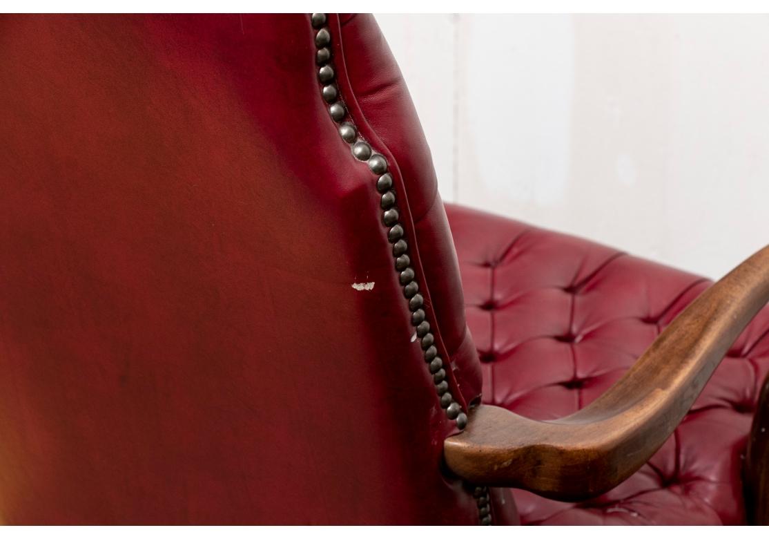 eleganter Sessel mit hoher Rückenlehne aus getuftetem rotem Leder im Angebot 1
