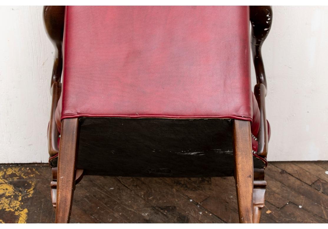 eleganter Sessel mit hoher Rückenlehne aus getuftetem rotem Leder im Angebot 4