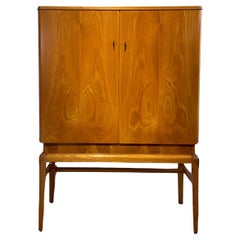 Élégante armoire Grace suédoise des années 1930 en orme et en bouleau