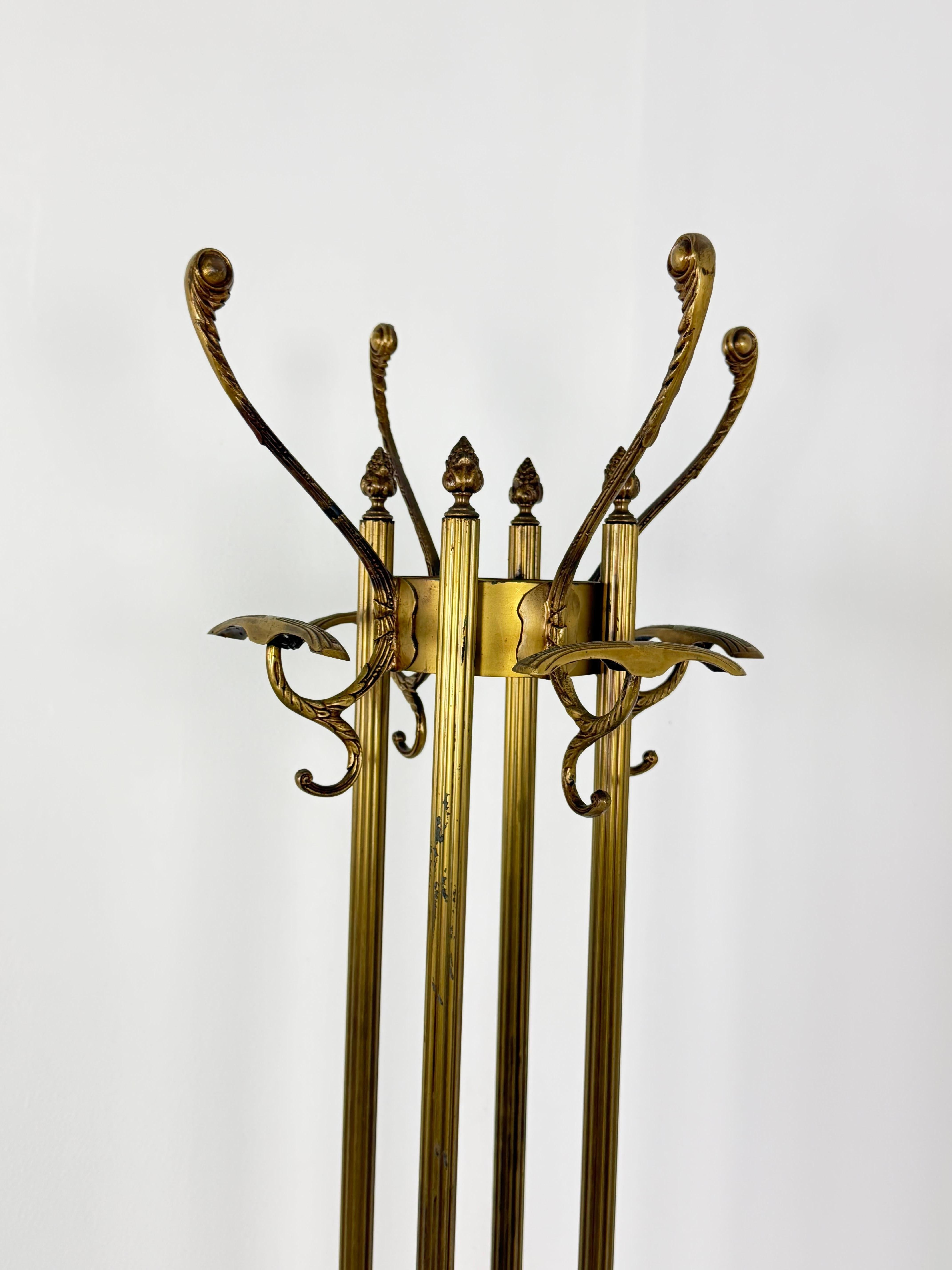 Elegant porte-manteau en laiton, années 1950
Bon état, trouvé dans un appartement noble de ma ville natale, Palerme.

Nous garantissons un envoi rapide, assuré et dans un emballage approprié, par le service de messagerie DHL.