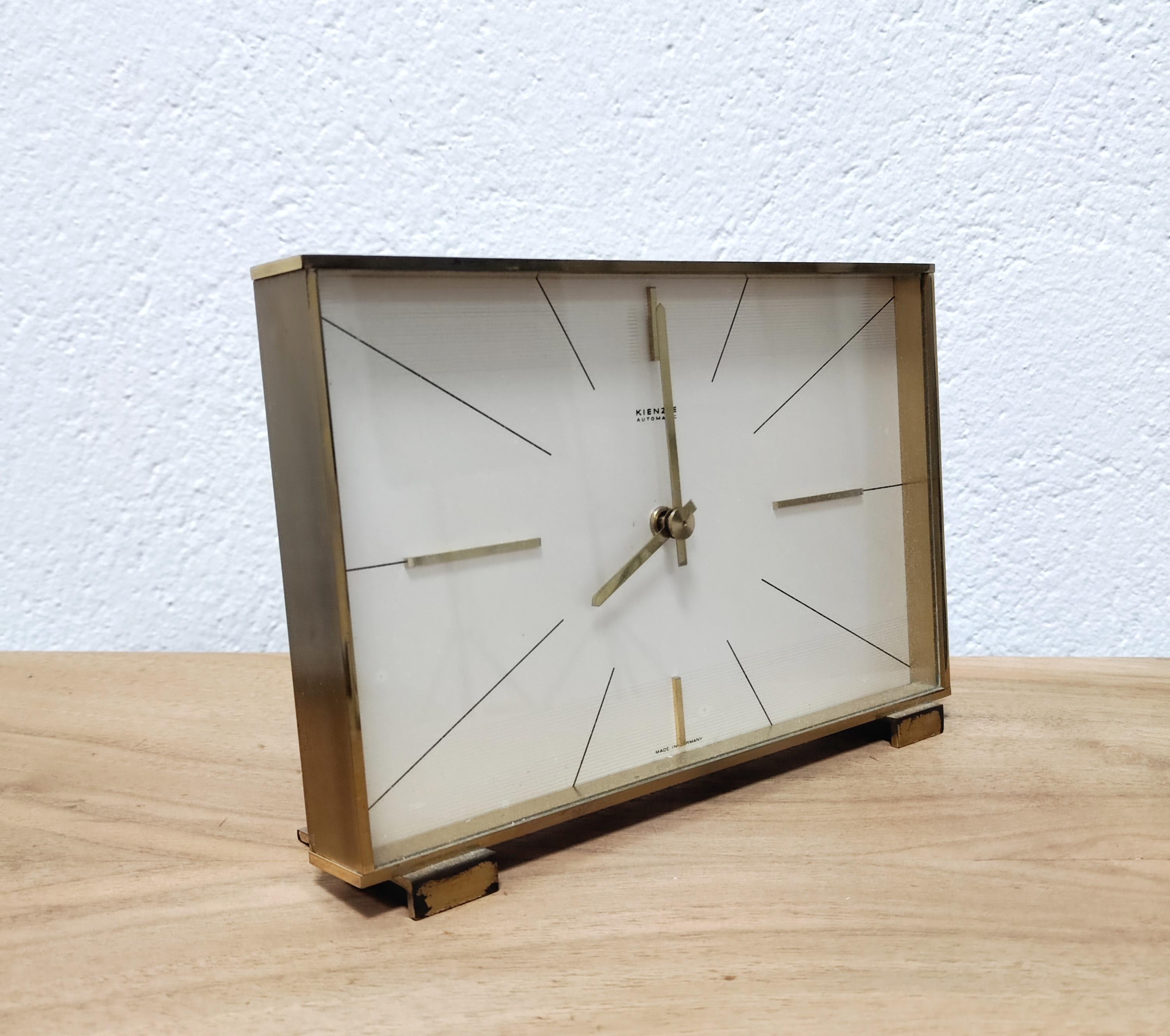Dans cette liste vous trouverez une élégante horloge de table Hollywood Regency par Kienzle. Il est fabriqué en laiton massif, avec le verre de protection. Fonctionne sur piles. Fabriqué en Allemagne de l'Ouest dans les années 1960.

Si vous avez