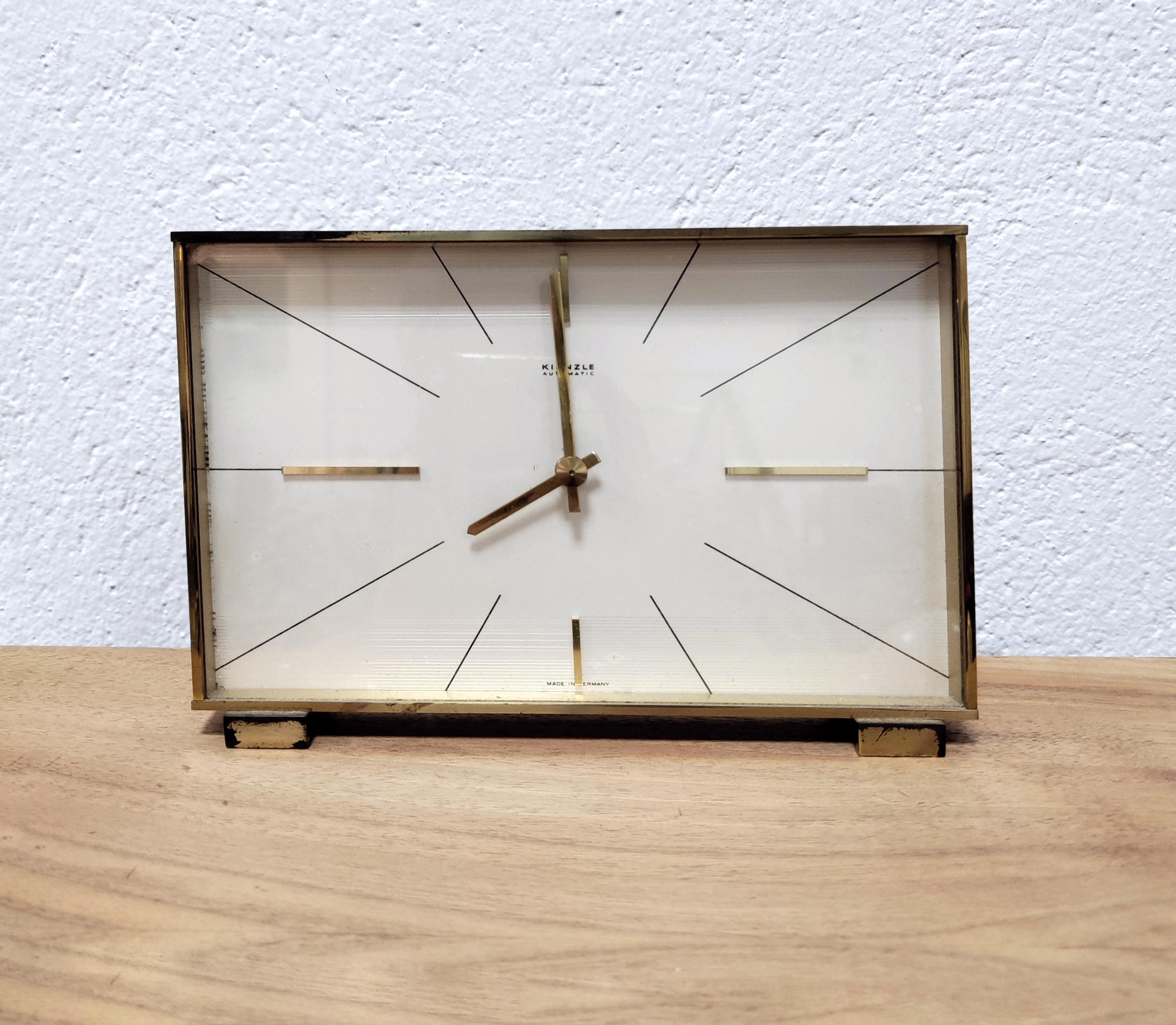 Elegant Hollywood Regency Brass Table Clock by Kienzle, Germany 1960s In Good Condition For Sale In Beograd, RS