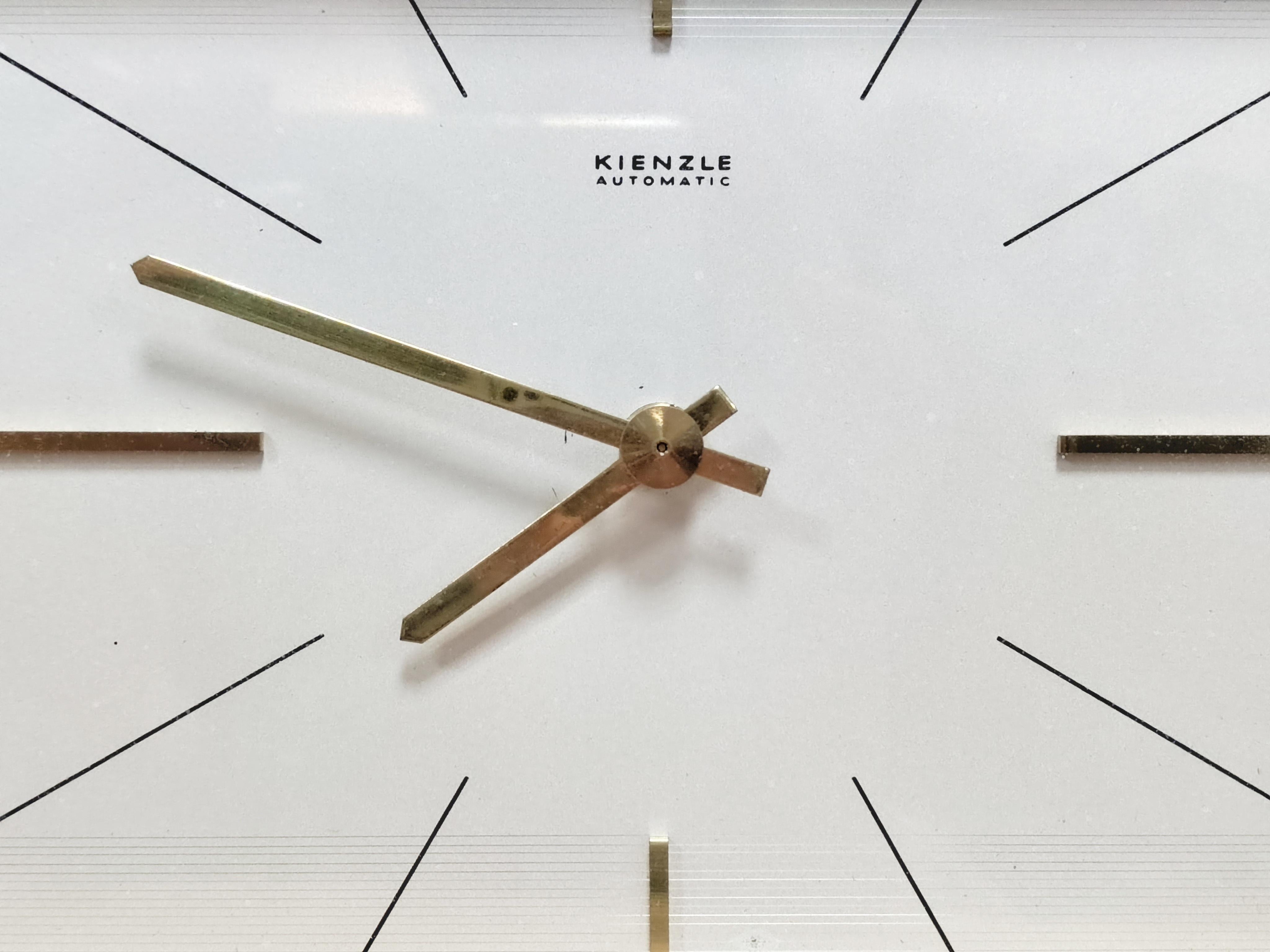 Milieu du XXe siècle Horloge de table élégante en laiton Hollywood Regency de Kienzle, Allemagne, années 1960 en vente