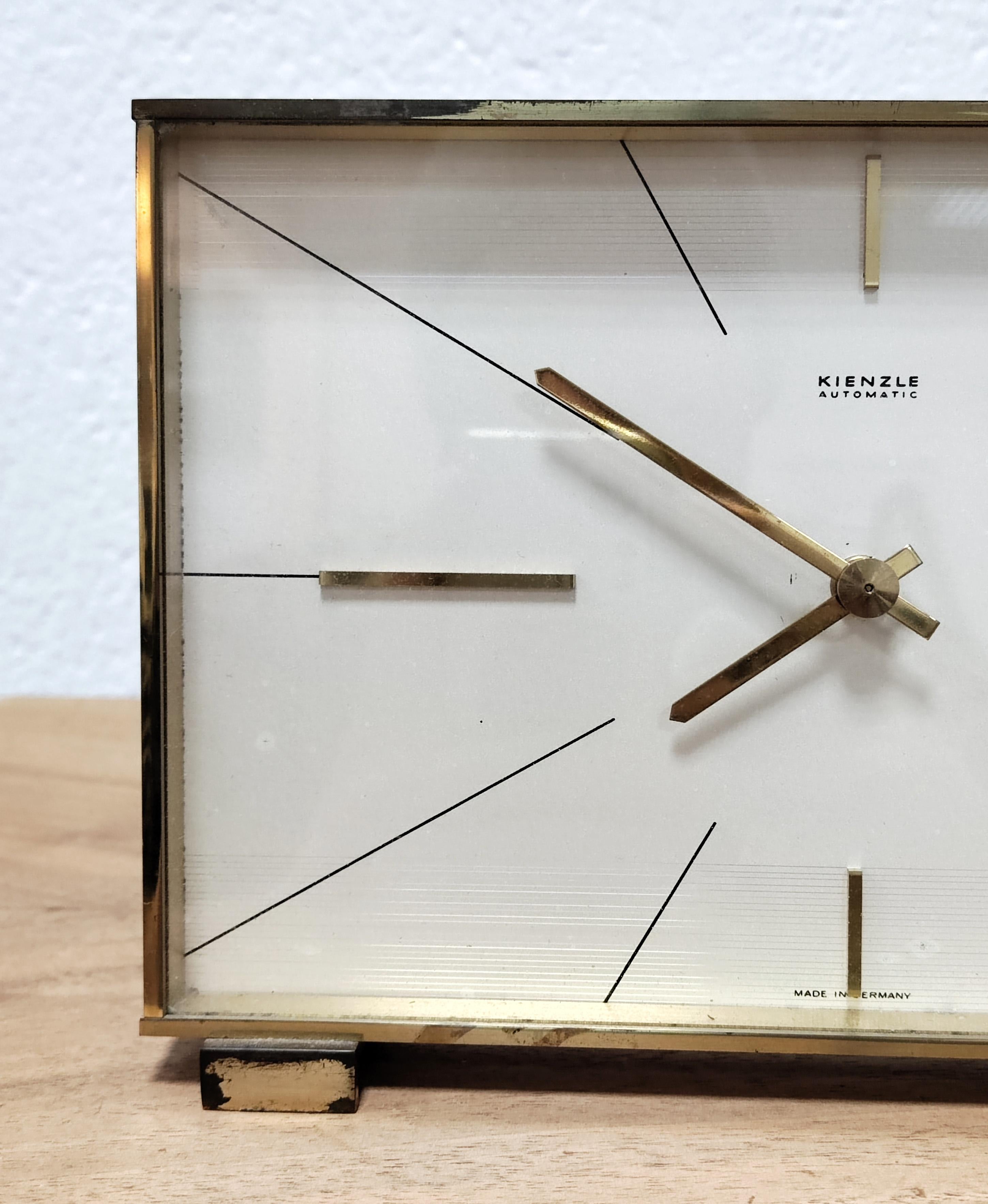 Laiton Horloge de table élégante en laiton Hollywood Regency de Kienzle, Allemagne, années 1960 en vente