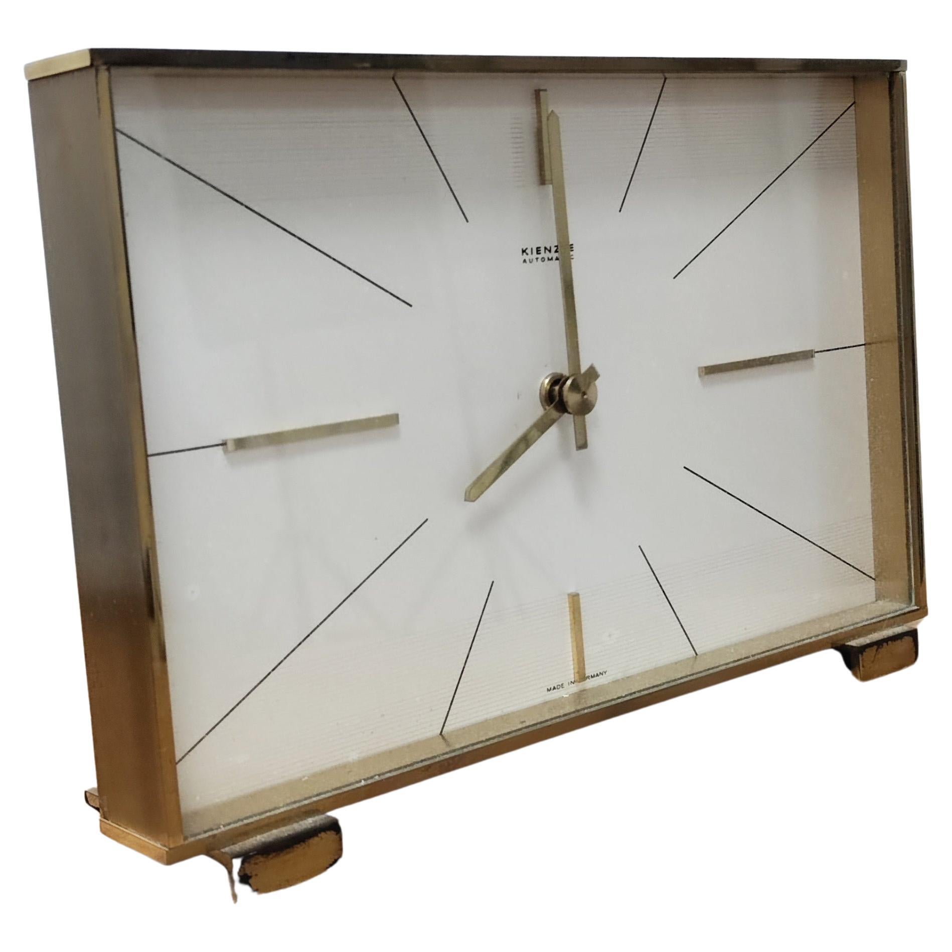 Elegante reloj de sobremesa de latón Hollywood Regency by Kienzle, Alemania Años 60