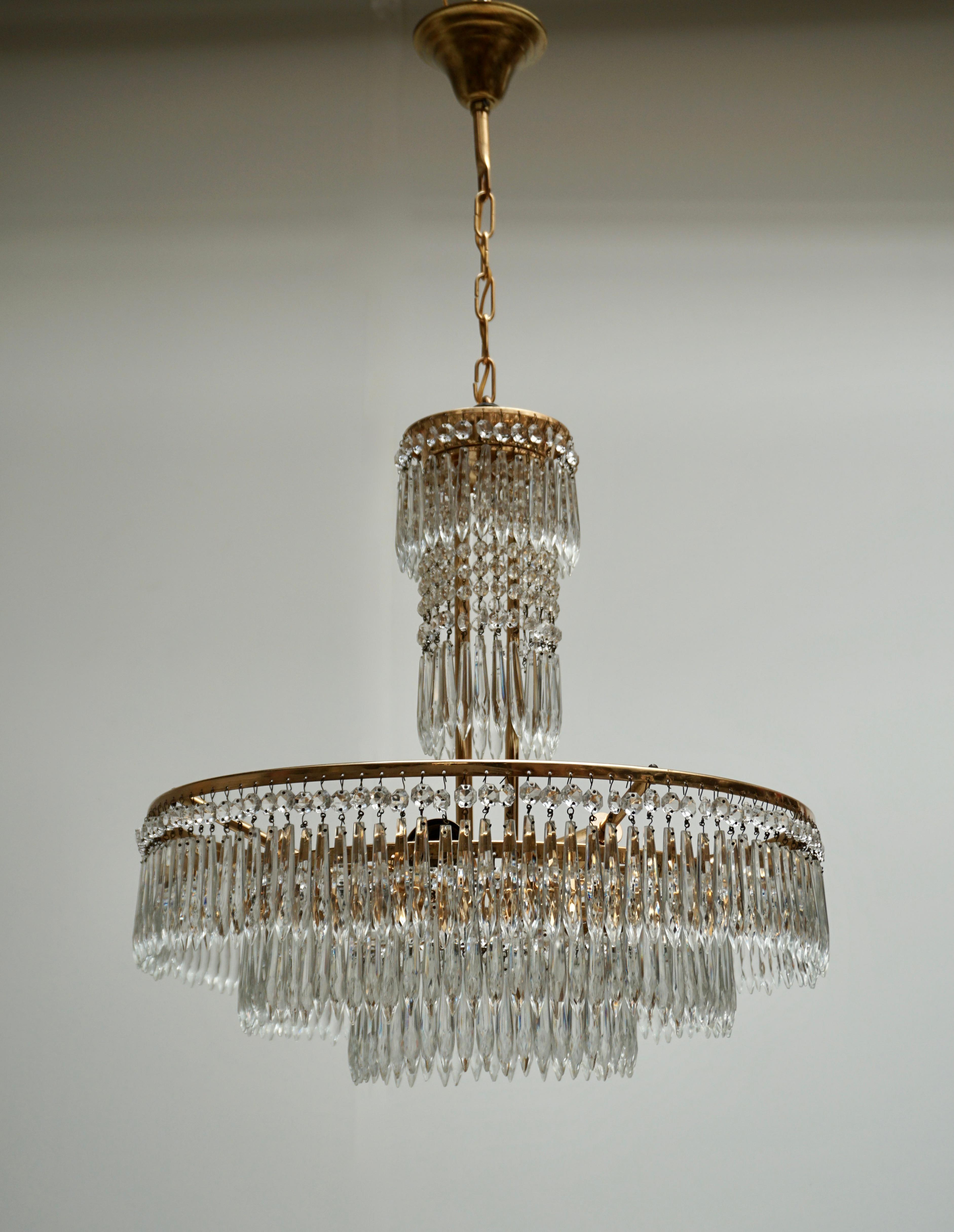 Elegant Hollywood Regency Crystal and Brass Chandelier In Good Condition In Antwerp, BE