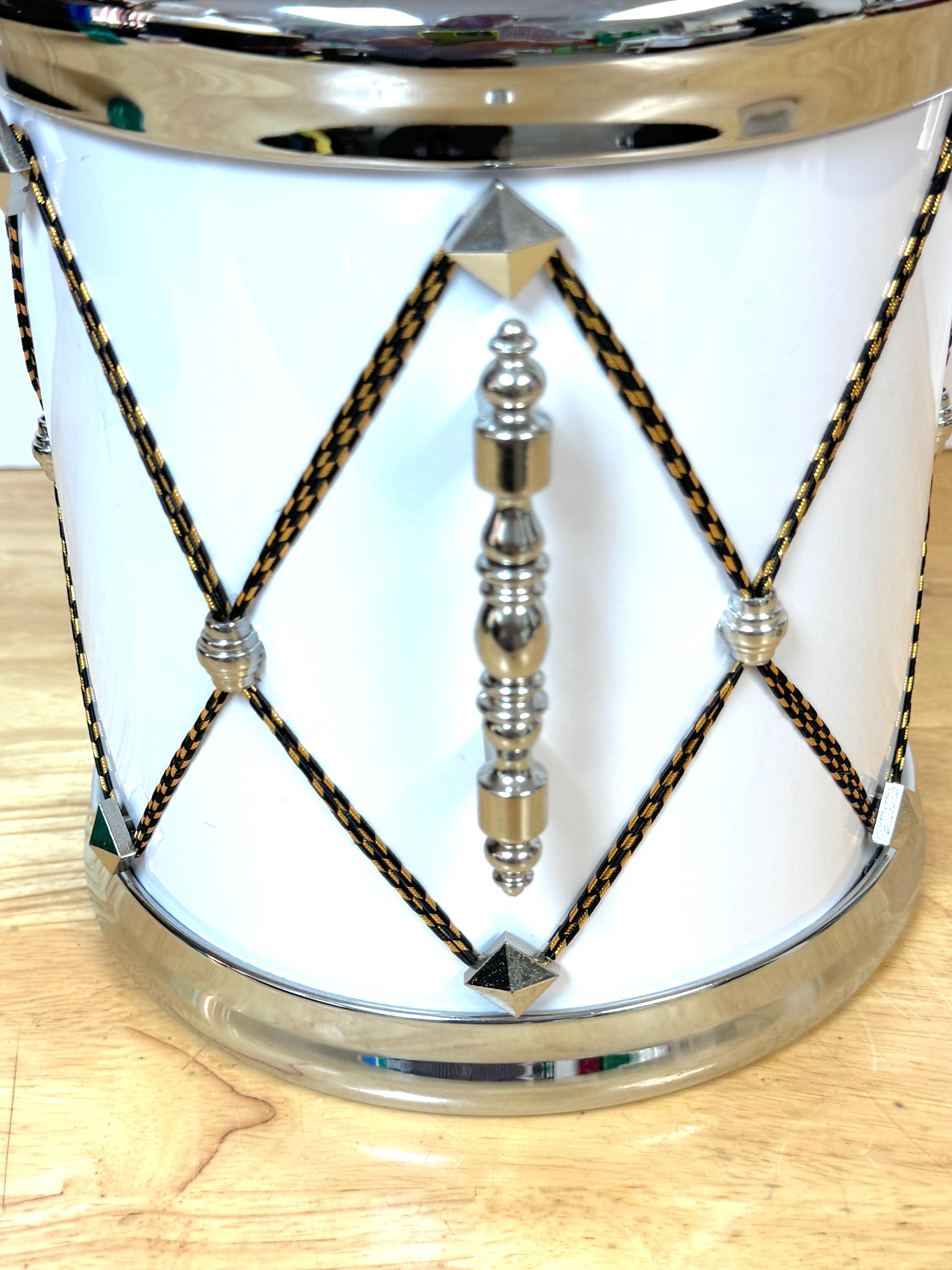Elegante cubitera/enfriador de tambor blanco y plateado de la Regencia de Hollywood en venta 3
