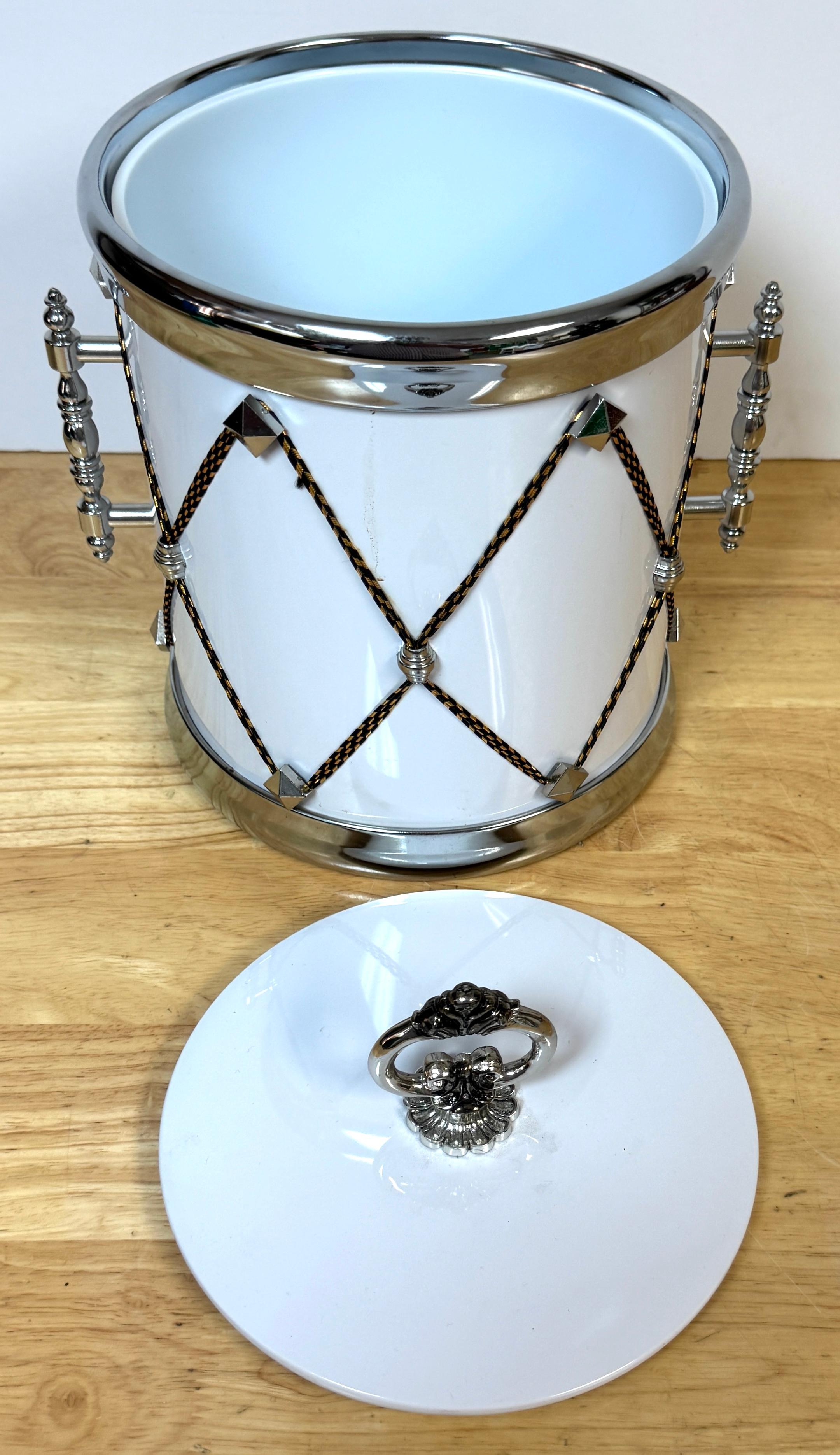 Elegante cubitera/enfriador de tambor blanco y plateado de la Regencia de Hollywood en venta 4