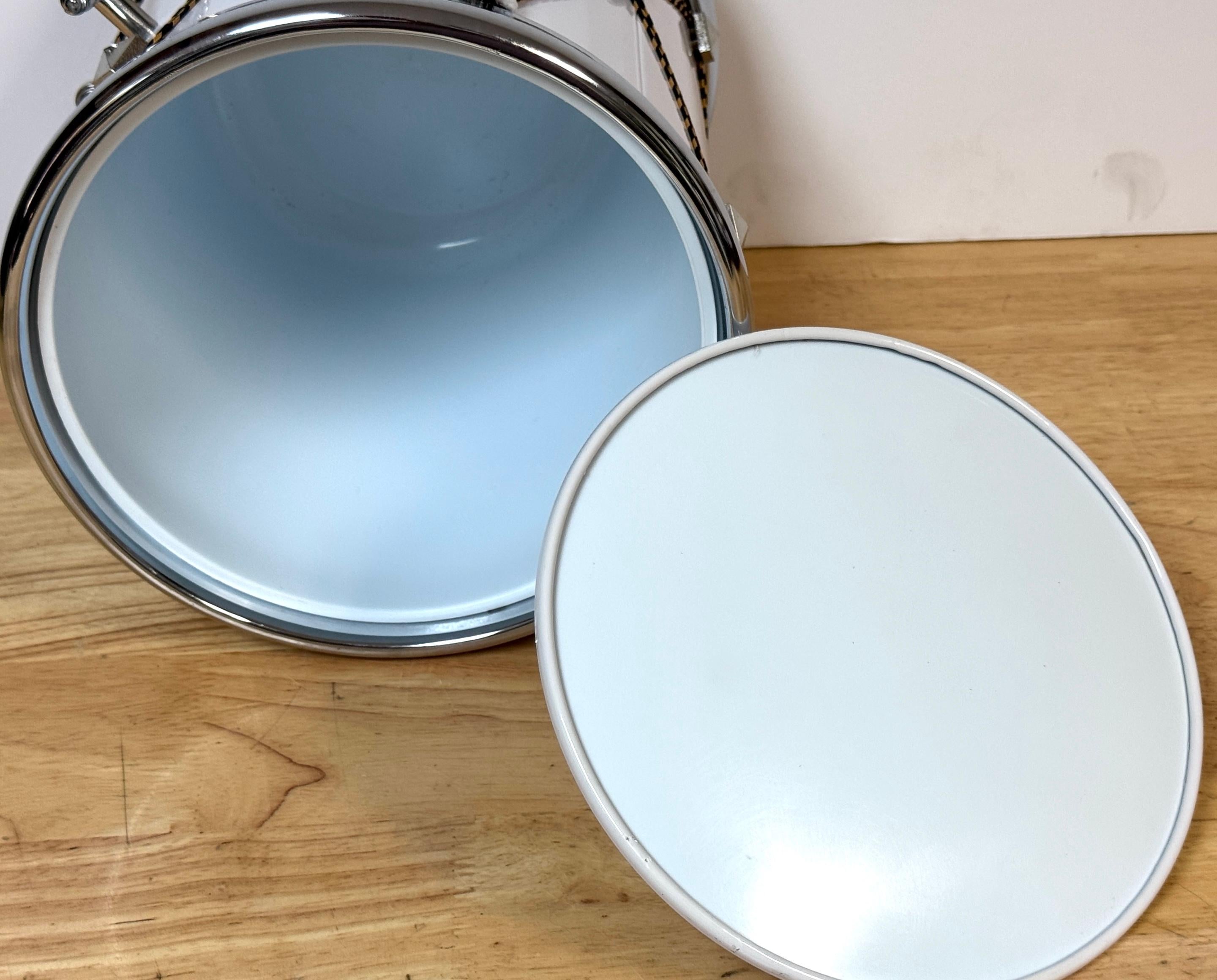 Elegante cubitera/enfriador de tambor blanco y plateado de la Regencia de Hollywood en venta 5