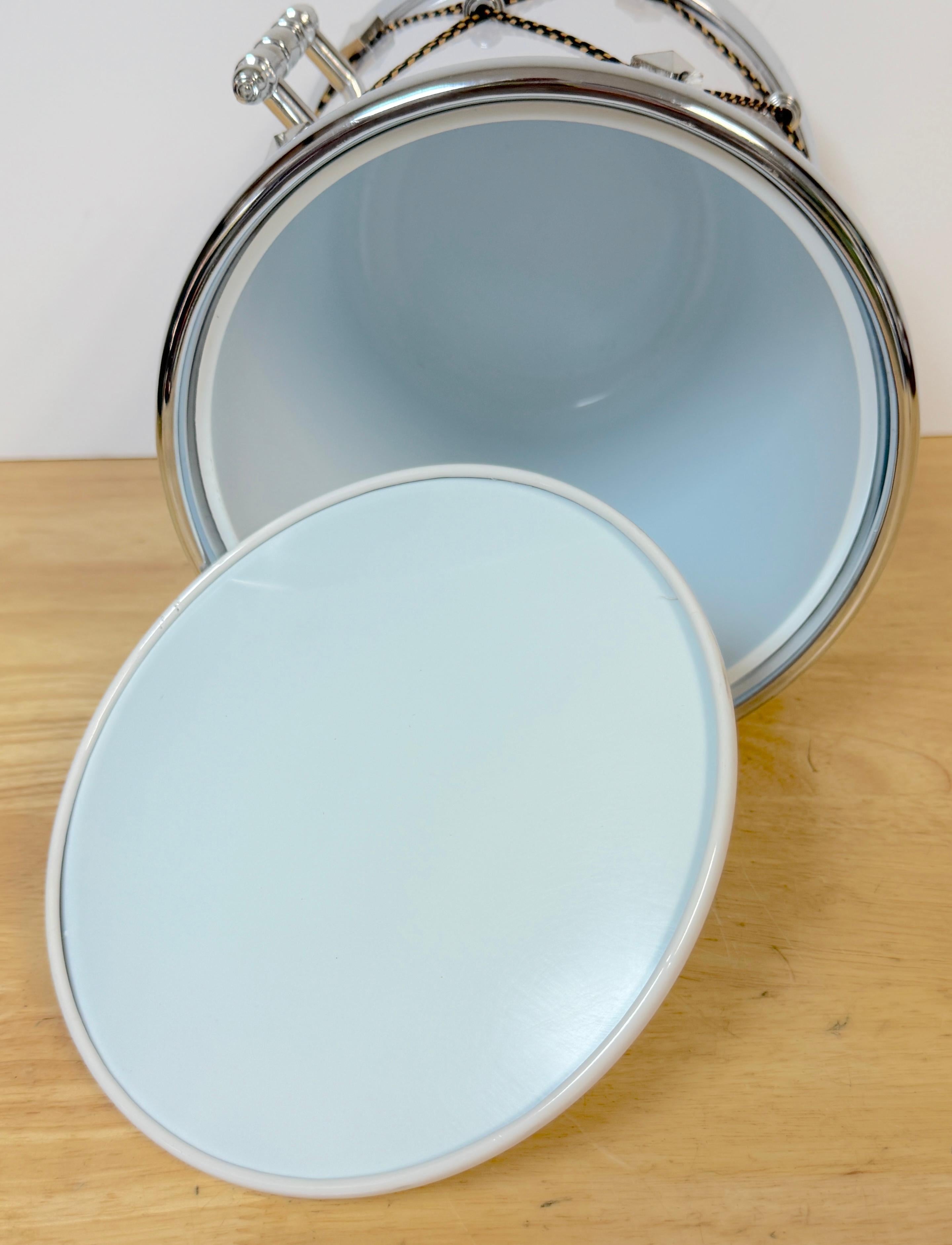 Elegante cubitera/enfriador de tambor blanco y plateado de la Regencia de Hollywood en venta 6