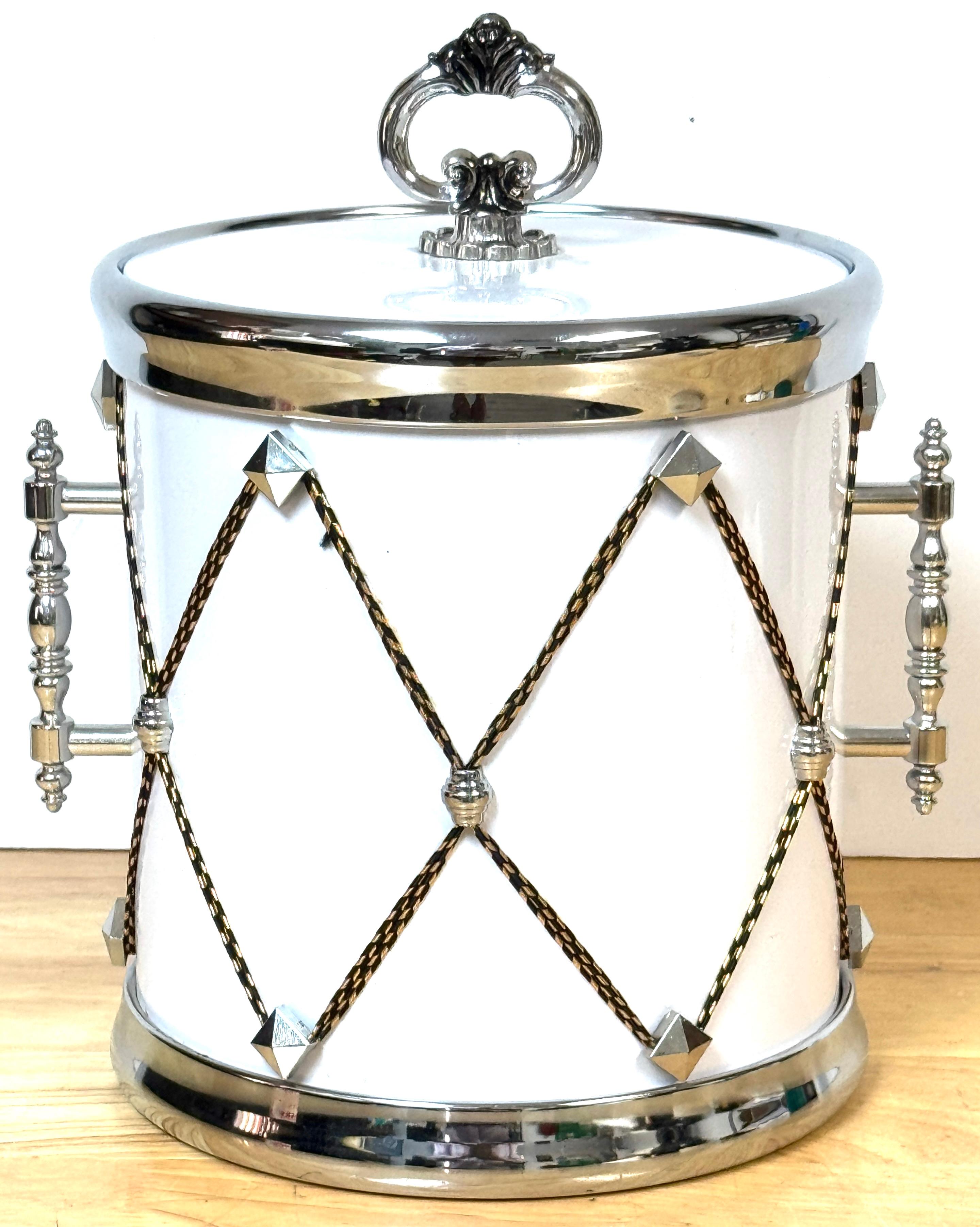 Elegante cubitera/enfriador de tambor blanco y plateado de la Regencia de Hollywood 

Japón, alrededor de 1960 Parece que nunca se ha utilizado. 

Esta elegante cubitera/refrigerador en forma de tambor blanco y plateado de la Regencia de Hollywood,