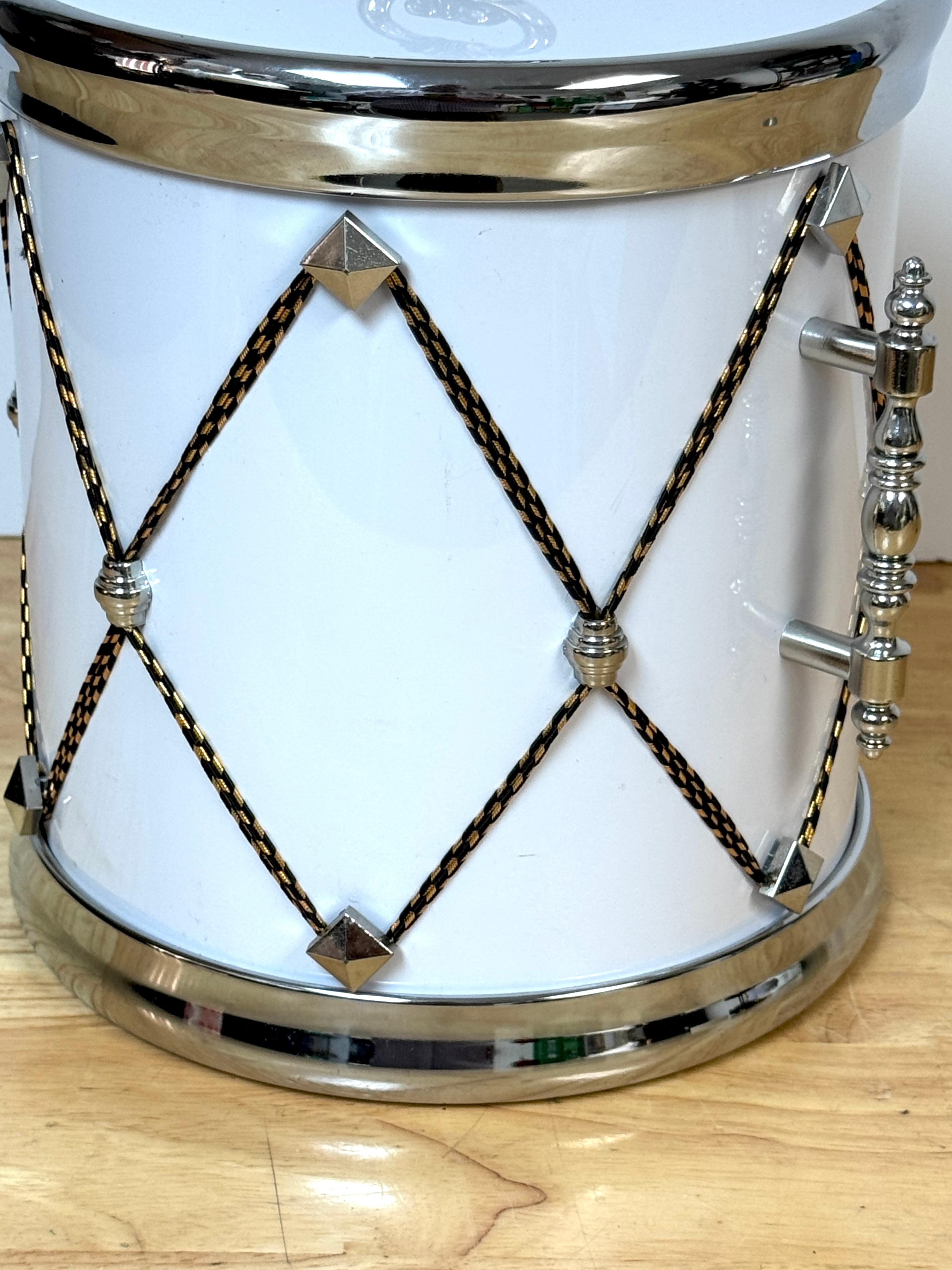 Elegante cubitera/enfriador de tambor blanco y plateado de la Regencia de Hollywood mediados del siglo XX en venta