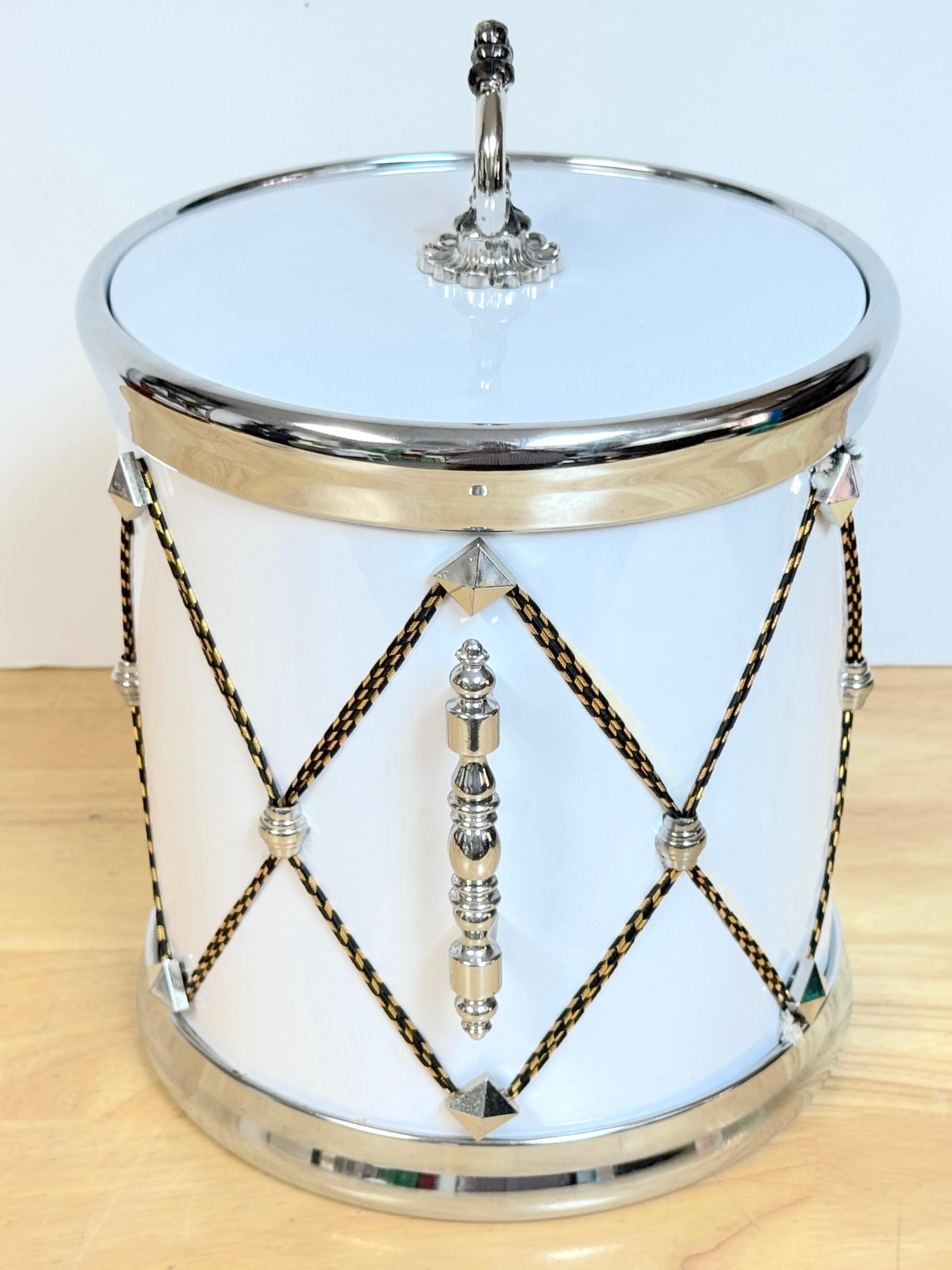Elegante cubitera/enfriador de tambor blanco y plateado de la Regencia de Hollywood en venta 1