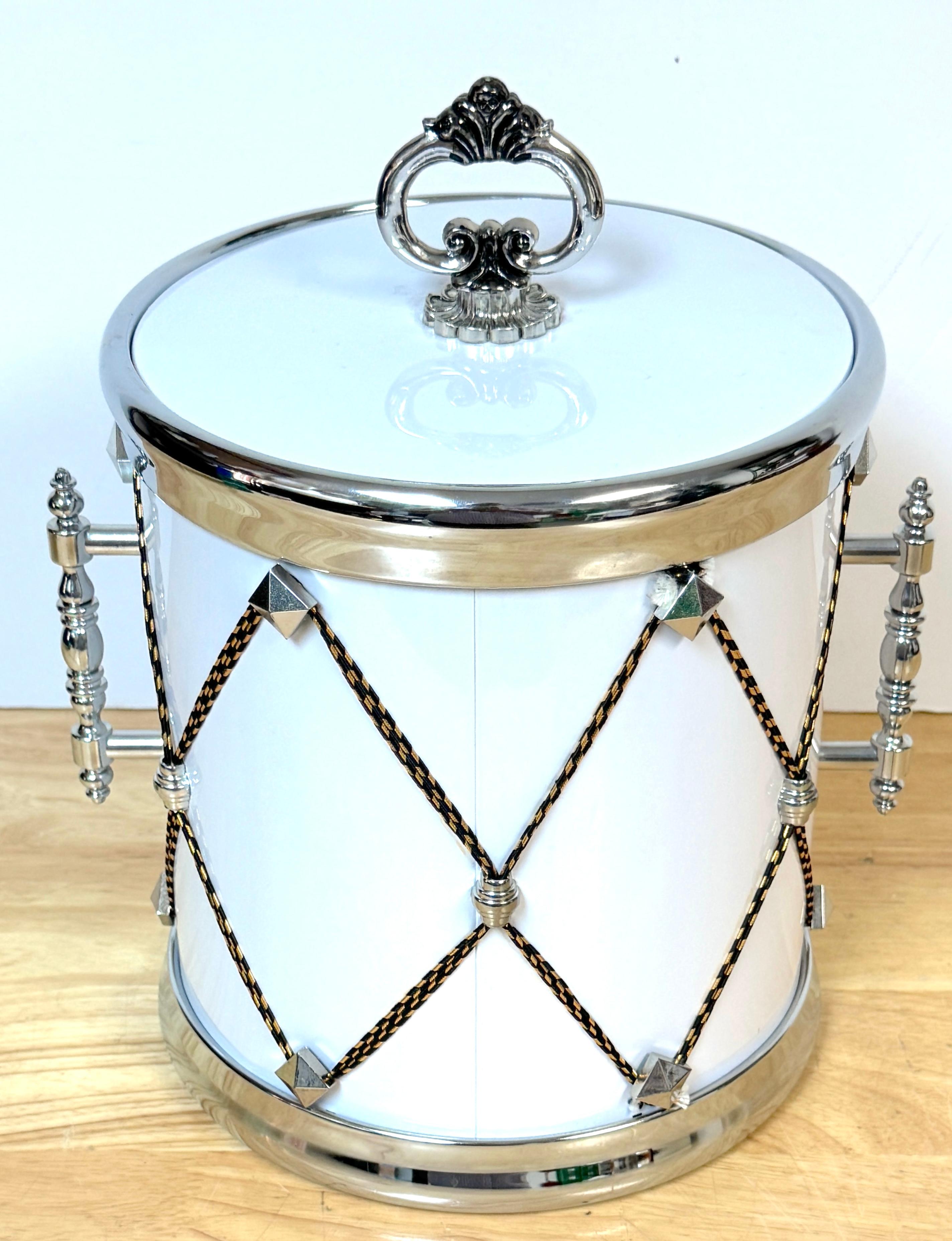 Elegante cubitera/enfriador de tambor blanco y plateado de la Regencia de Hollywood en venta 2