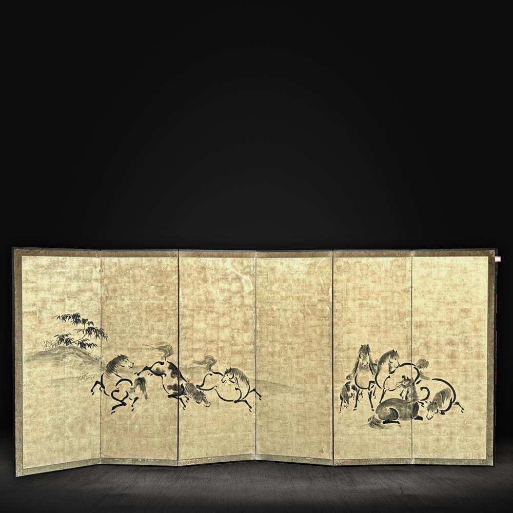 Encre sur or.

Cette continuation de la grâce équine se déploie sur un superbe fond de feuilles d'or, capturant l'essence de la noblesse que les chevaux représentent dans la tradition japonaise.

L'écran représente ces créatures majestueuses au