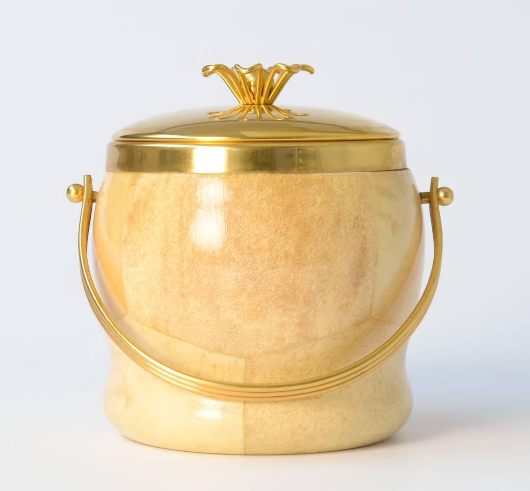 This elegant ice bucket was designed by Aldo Tura (1909-1963), it can be dated in the 1950s.
It is made of brass in combination with the typical lacquered goatskin.
The inside is made of metal and so easy to clean.
This ice bucket is in very good