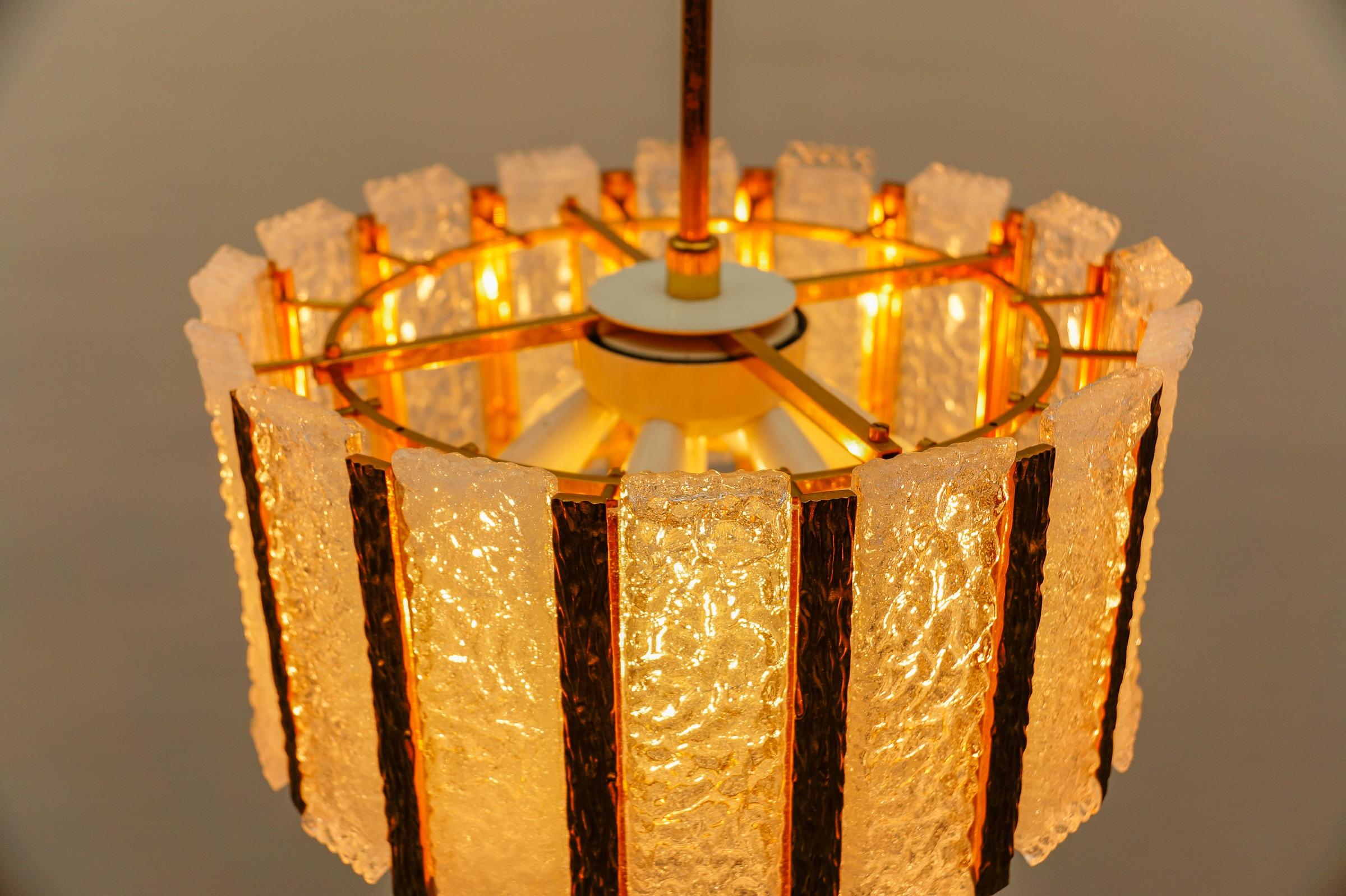 Chendelier élégant en verre de glace et bronze de J.T. Kamlar Franken KG, Autriche, années 1960 en vente 2
