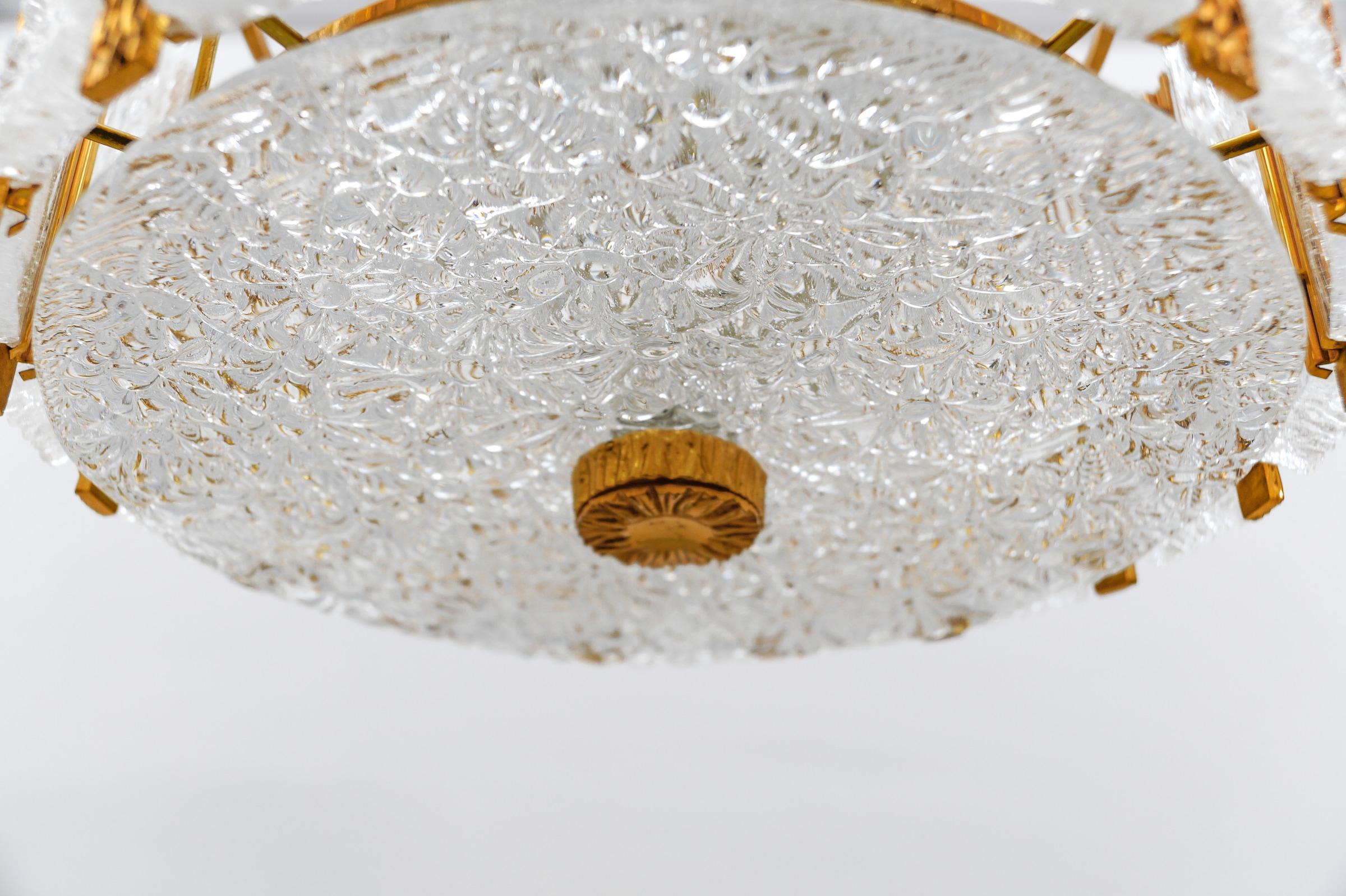 Chendelier élégant en verre de glace et bronze de J.T. Kamlar Franken KG, Autriche, années 1960 en vente 3
