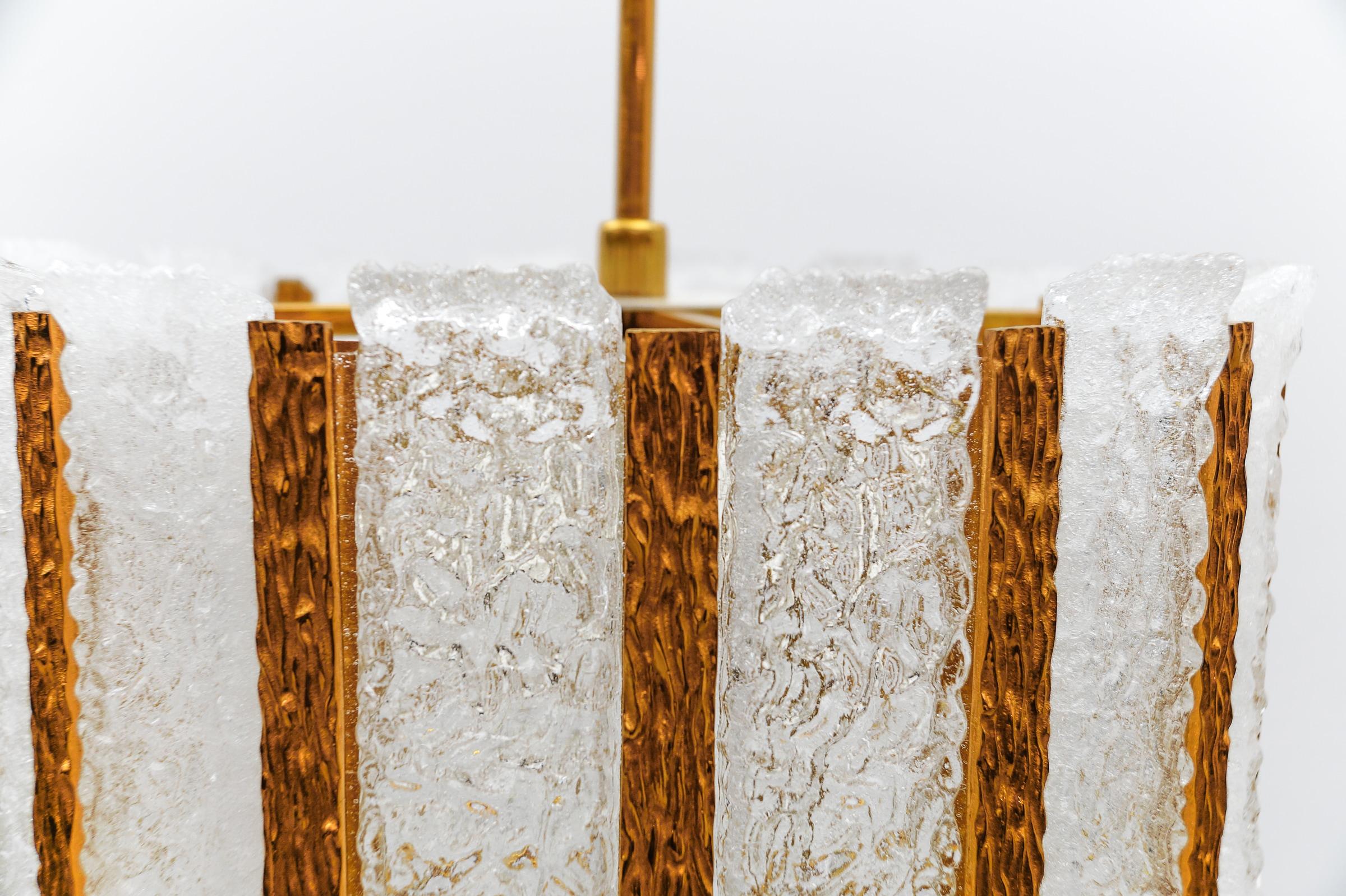 Chendelier élégant en verre de glace et bronze de J.T. Kamlar Franken KG, Autriche, années 1960 en vente 4