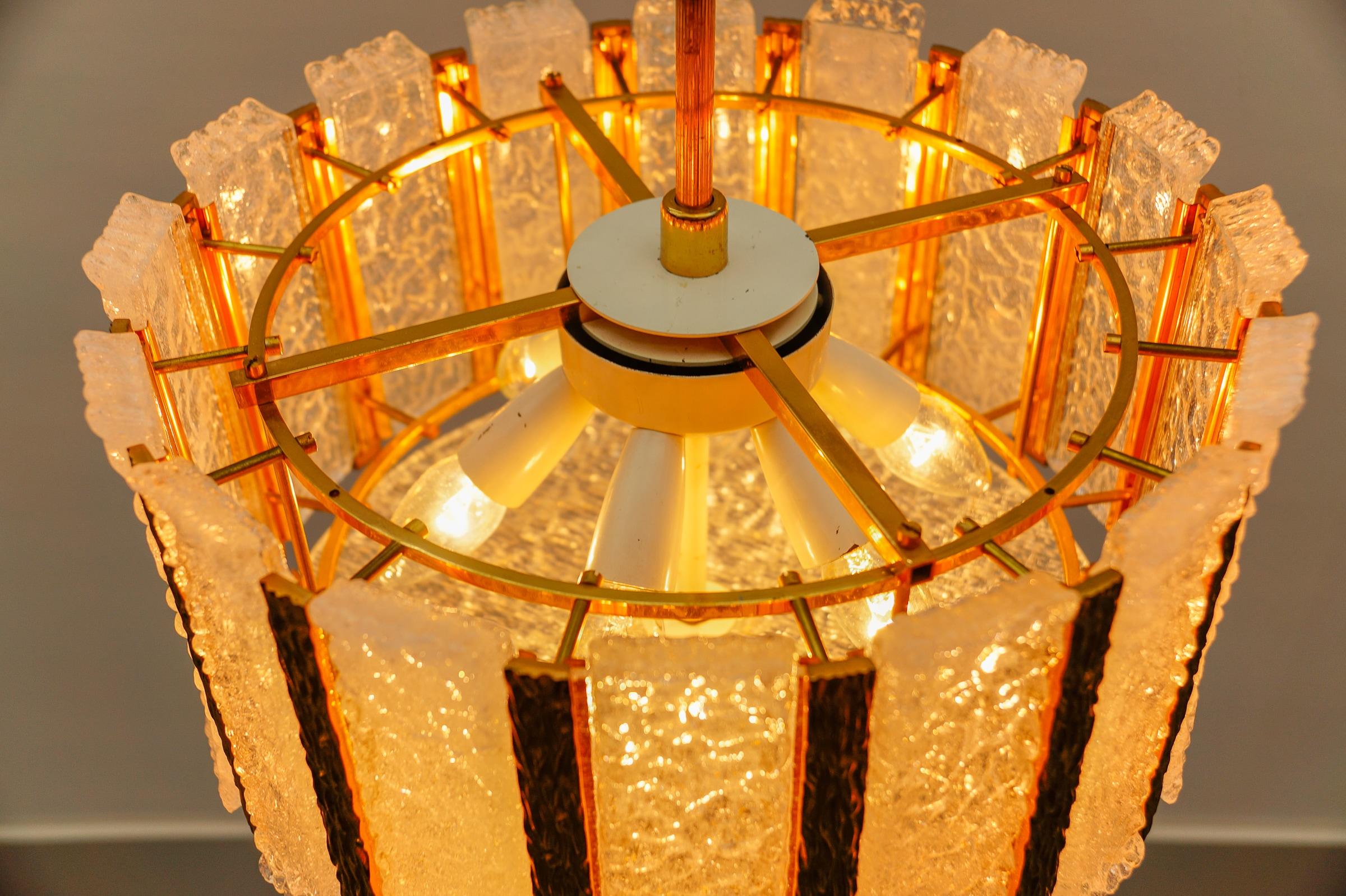 Chendelier élégant en verre de glace et bronze de J.T. Kamlar Franken KG, Autriche, années 1960 en vente 5