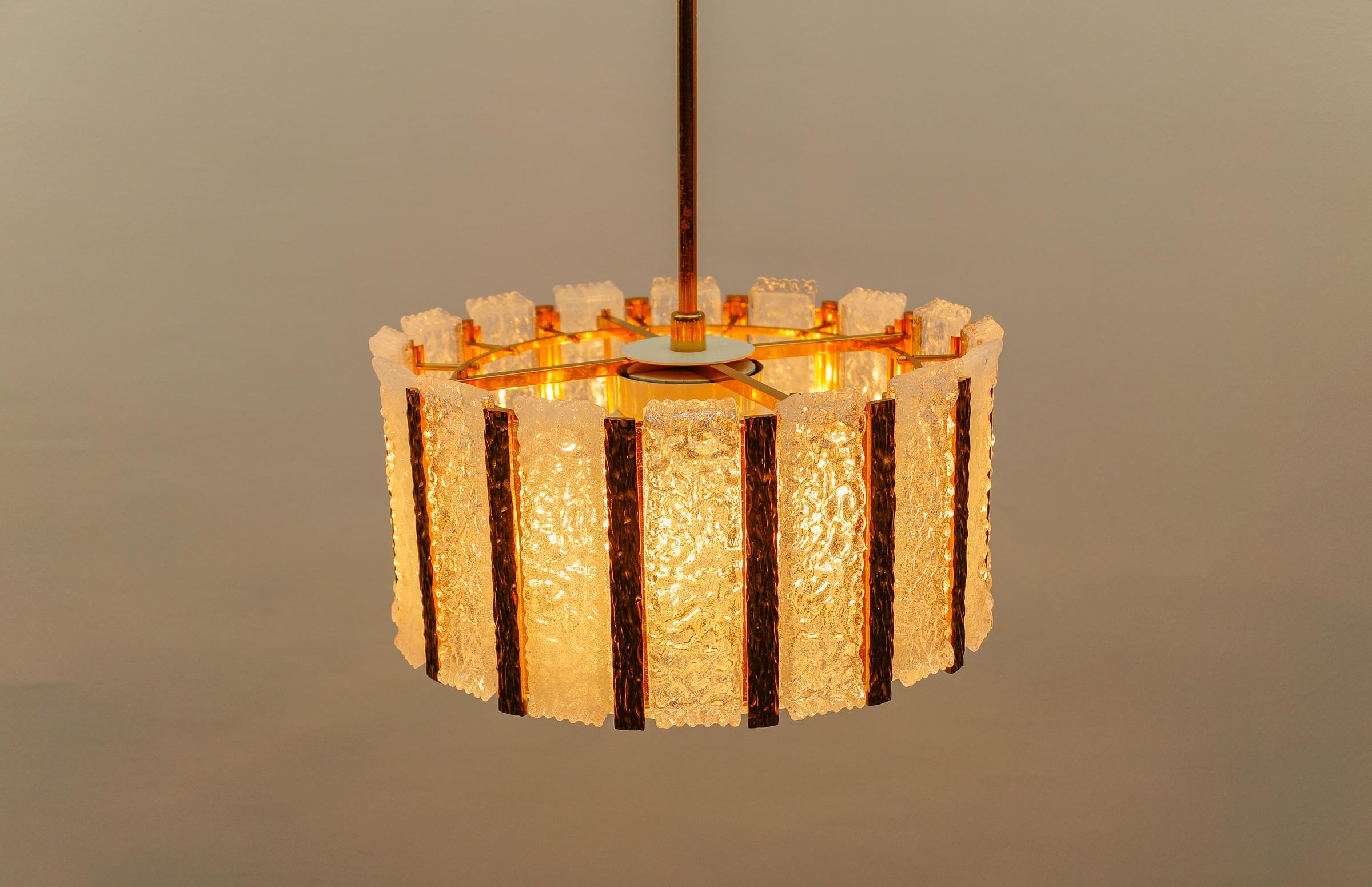 Chendelier élégant en verre de glace et bronze de J.T. Kamlar Franken KG, Autriche, années 1960 en vente 6