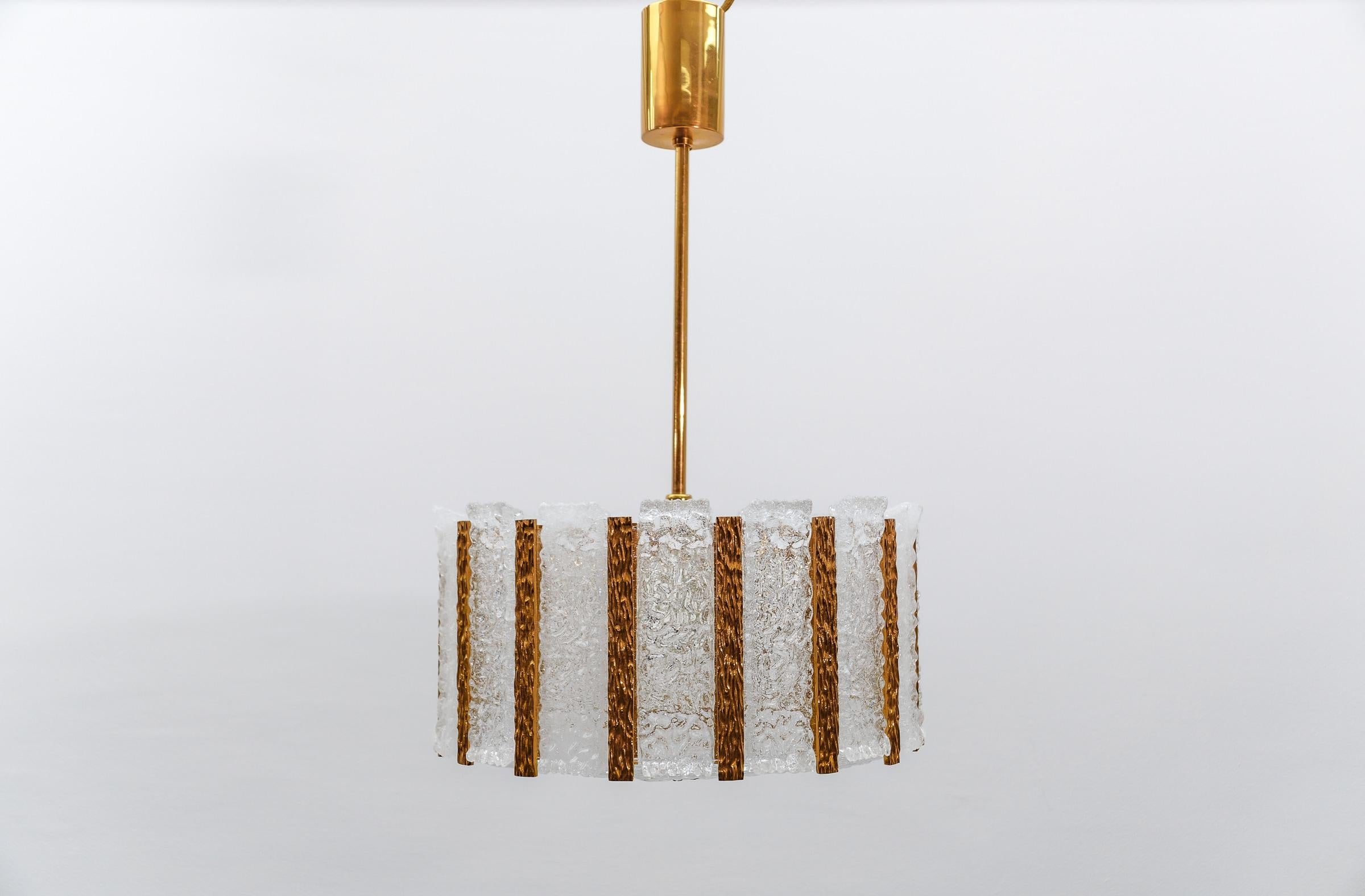 La lampe murale est livrée avec 6 ampoules à vis E14 / E15 Edison. Elle est câblée et en état de marche. Il fonctionne à la fois sur 110/230 volts. Livraison sans ampoule.

Nos lampes sont vérifiées, nettoyées et conviennent à une utilisation aux