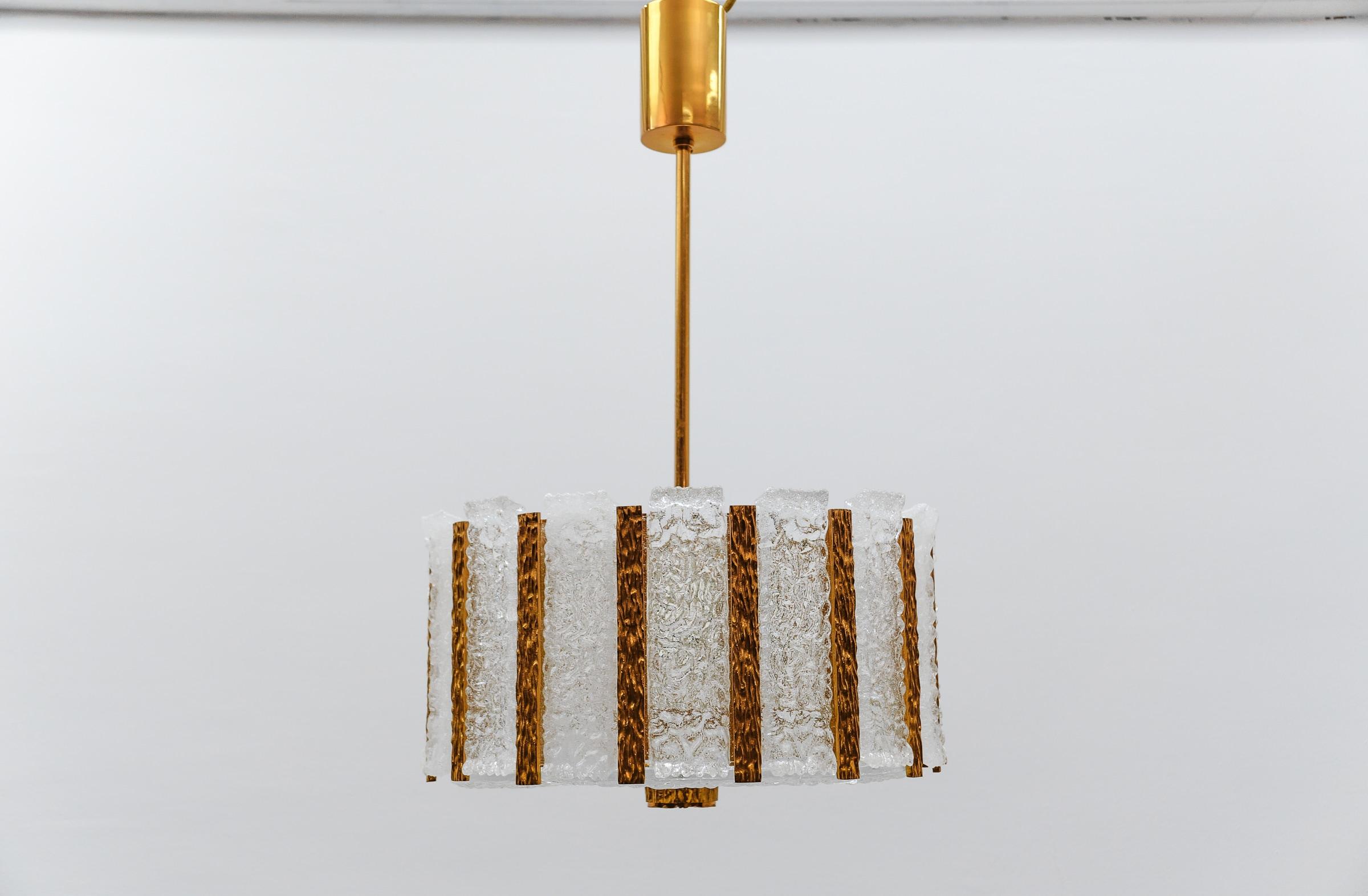 Mid-Century Modern Chendelier élégant en verre de glace et bronze de J.T. Kamlar Franken KG, Autriche, années 1960 en vente