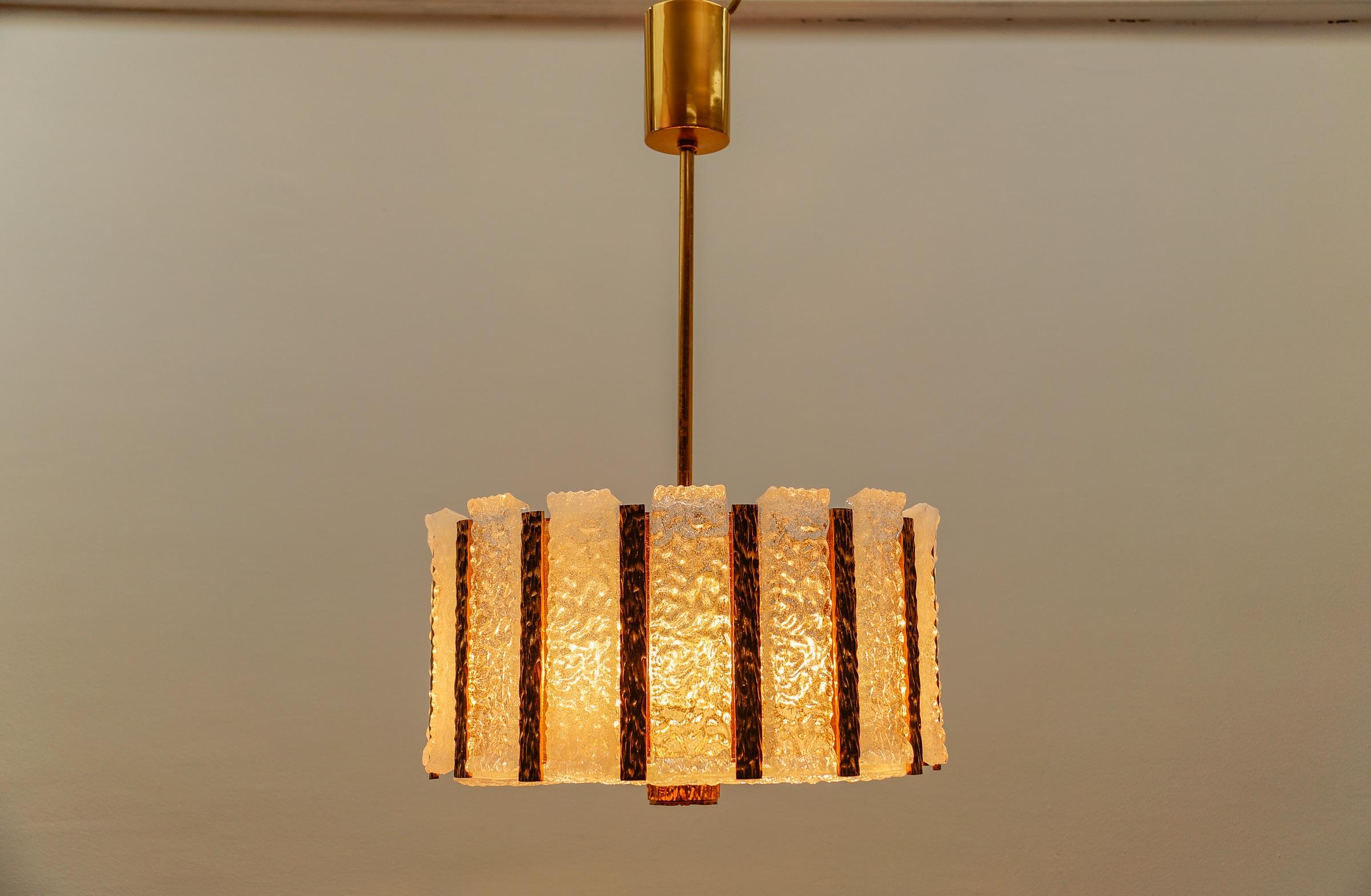 Autrichien Chendelier élégant en verre de glace et bronze de J.T. Kamlar Franken KG, Autriche, années 1960 en vente