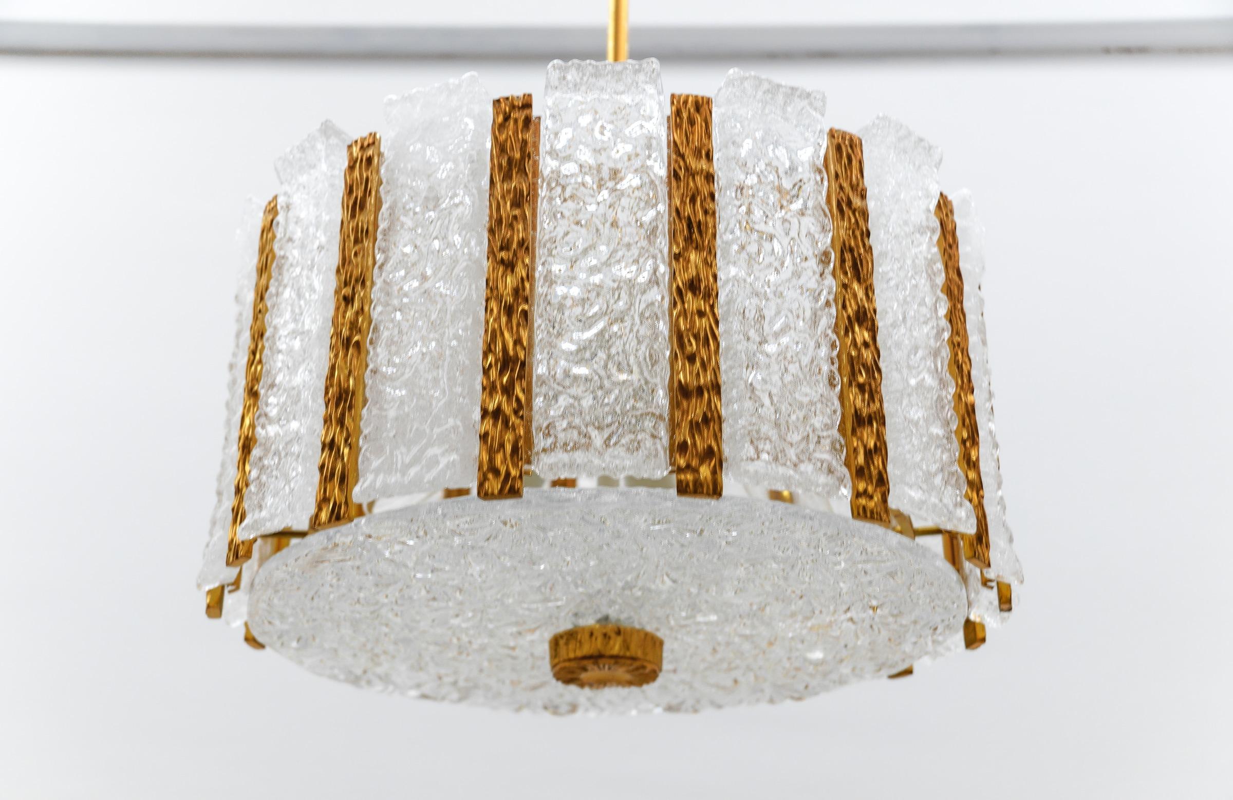 Dépoli Chendelier élégant en verre de glace et bronze de J.T. Kamlar Franken KG, Autriche, années 1960 en vente