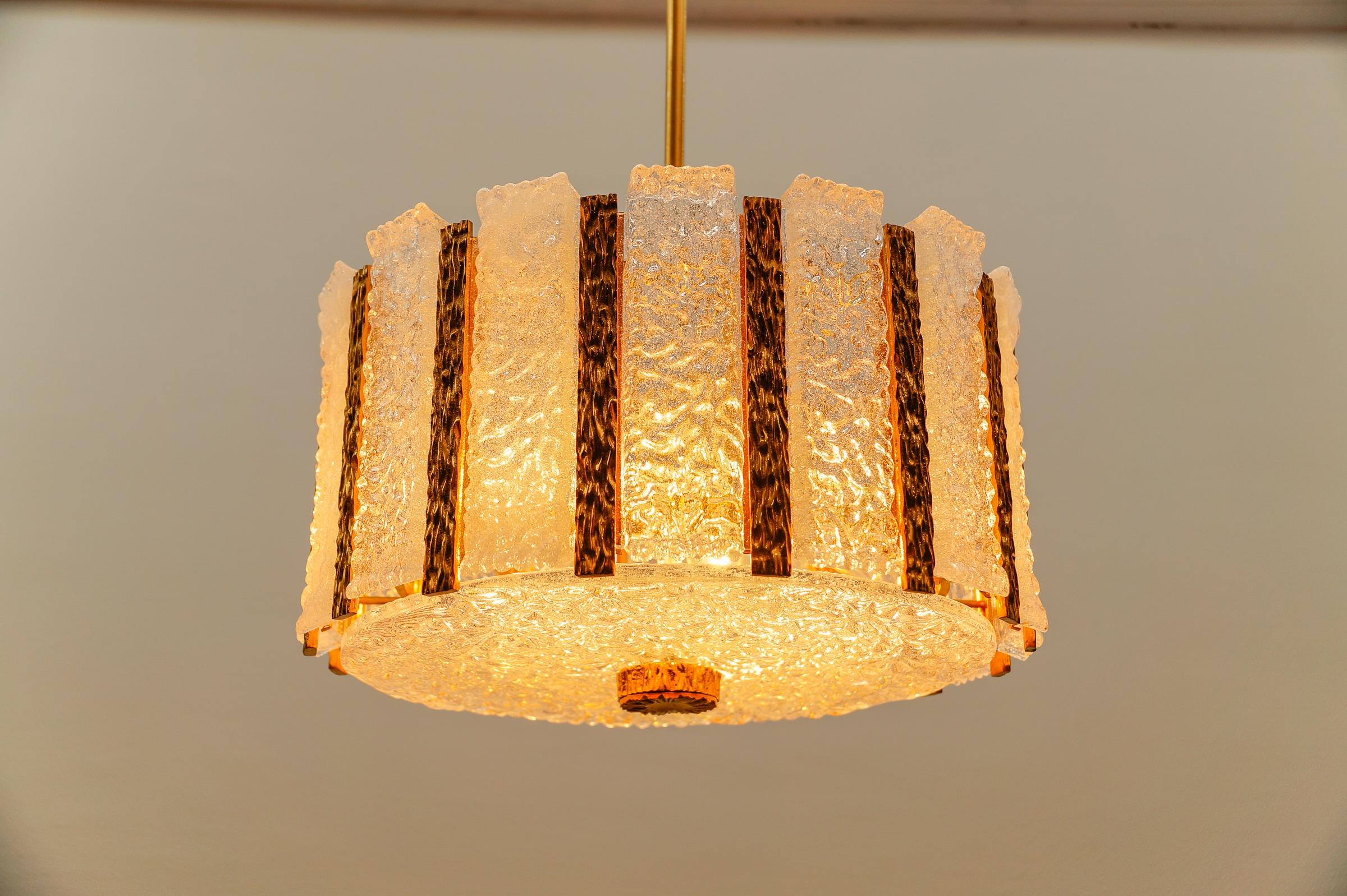 Chendelier élégant en verre de glace et bronze de J.T. Kamlar Franken KG, Autriche, années 1960 Bon état - En vente à Nürnberg, Bayern
