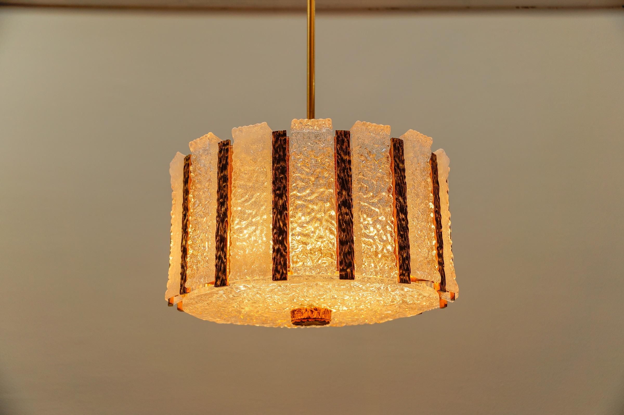 Milieu du XXe siècle Chendelier élégant en verre de glace et bronze de J.T. Kamlar Franken KG, Autriche, années 1960 en vente