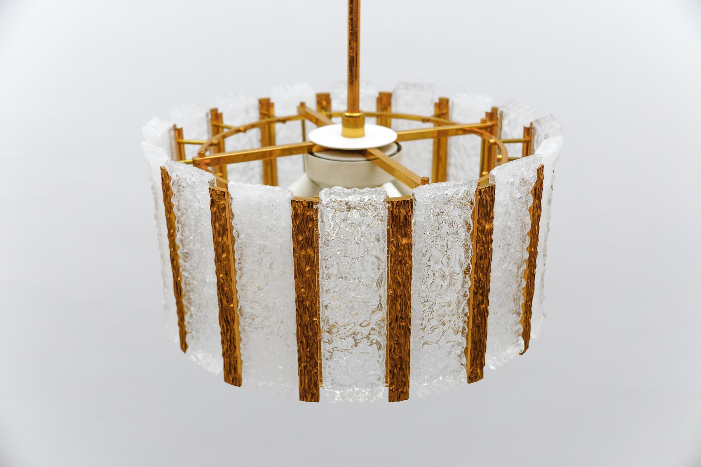 Métal Chendelier élégant en verre de glace et bronze de J.T. Kamlar Franken KG, Autriche, années 1960 en vente
