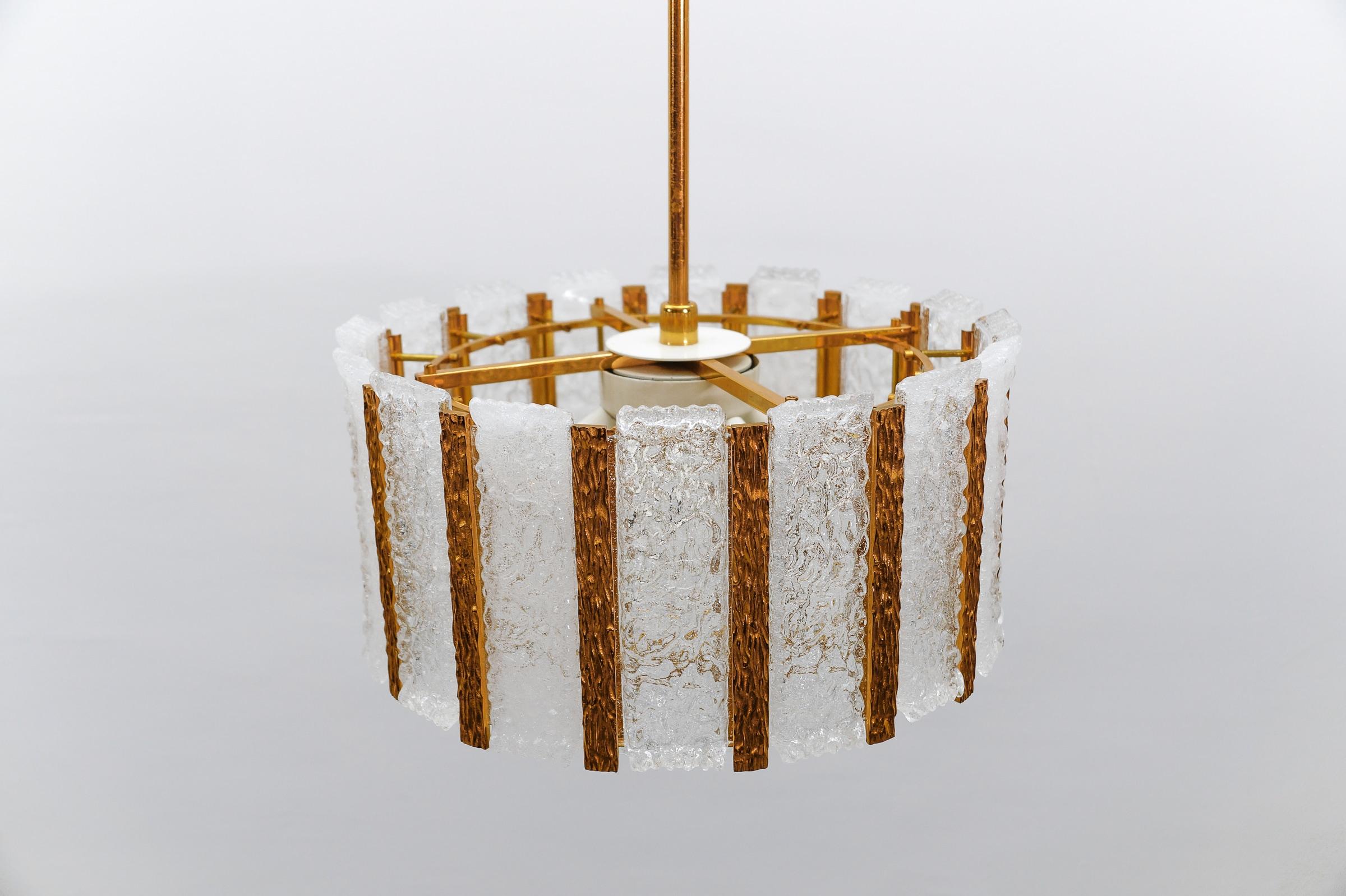 Chendelier élégant en verre de glace et bronze de J.T. Kamlar Franken KG, Autriche, années 1960 en vente 1