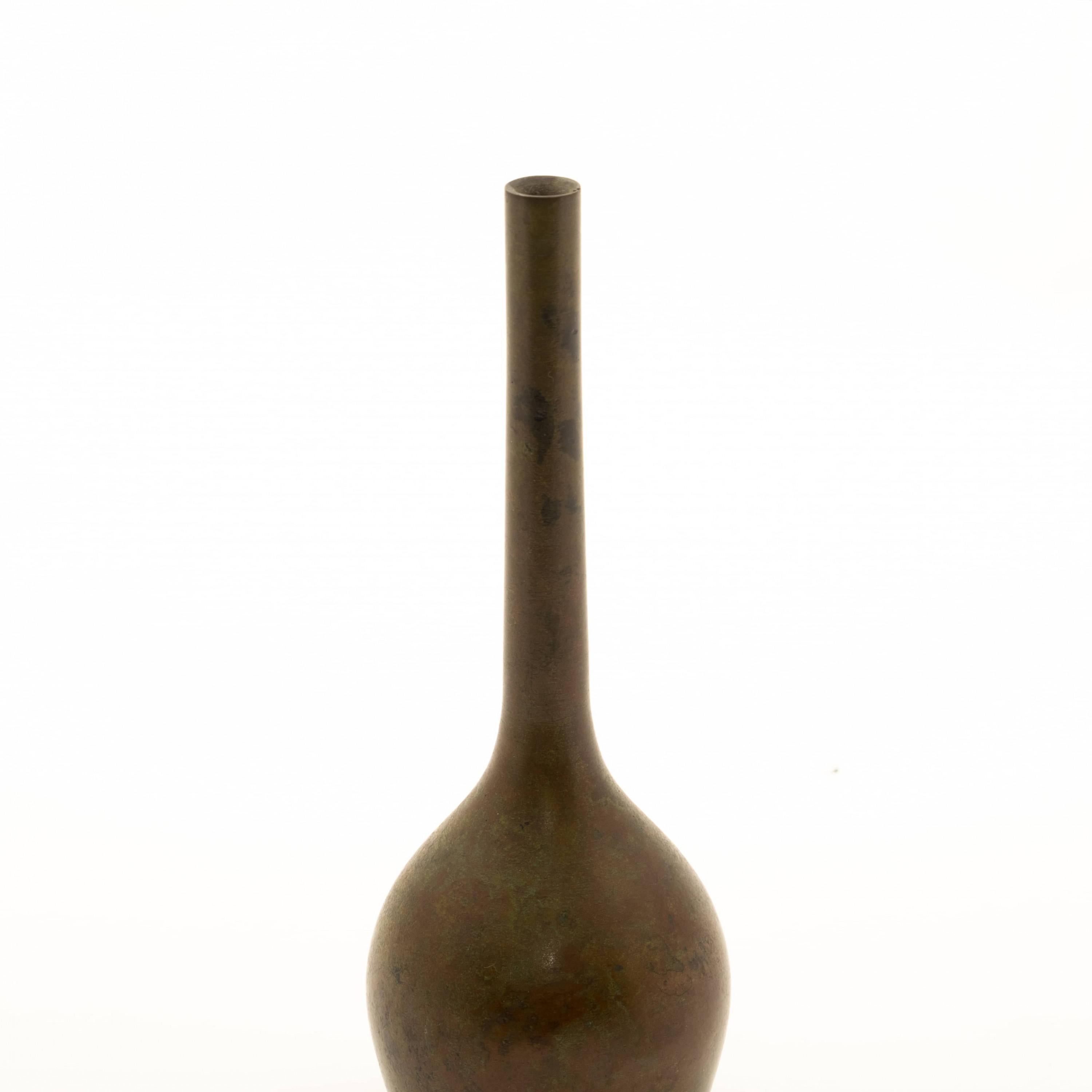 Elegant Ikebana bronze vase.
Bronze patinated using a Murashido oil technique.
Green and rust colored patina.
Marked to the underside: Hasegawa Gasen.

Hasegawa Gasen (1901-1994) was a renowned Japanese metalworker / bronze artist who, among