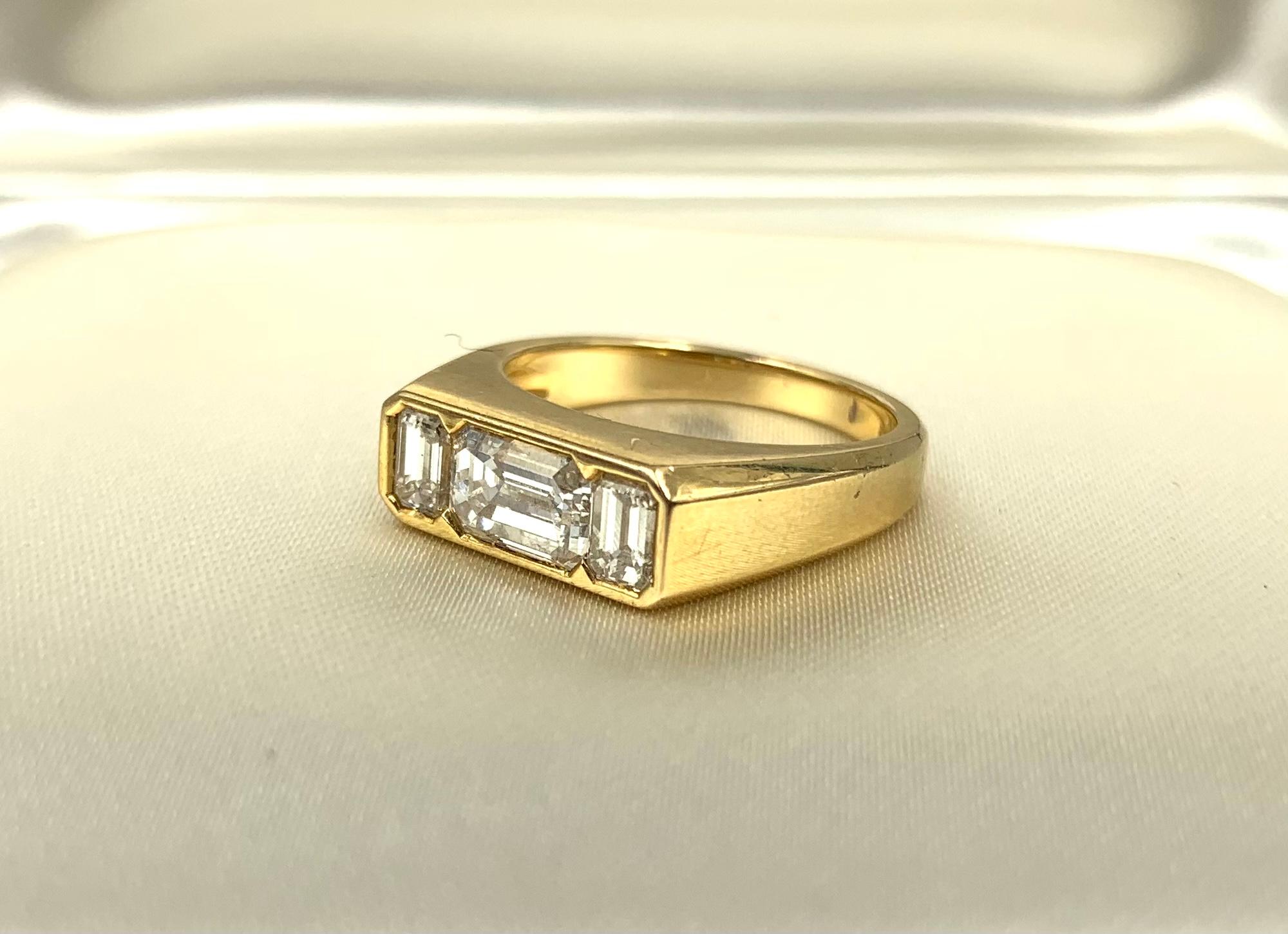 Elegant Illario 18 Karat Gold Emerald Cut Diamond Three Stone Ring, 1.85tcw For Sale 7
