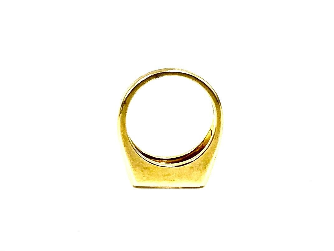 Elegant Illario 18 Karat Gold Emerald Cut Diamond Three Stone Ring, 1.85tcw In Good Condition For Sale In New York, NY