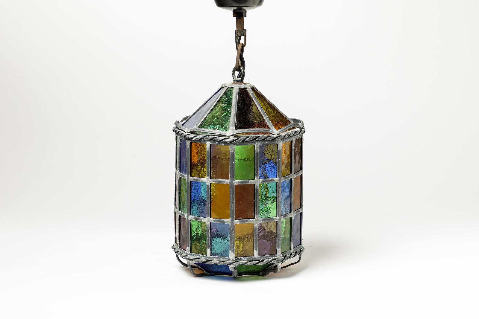 Elegant colored glass lantern.

French production, circa 1960.

Original perfect condition and electric system ok.

Beautiful color effects.

Dimensions without metal chain: 27 x 17 x 17cm.