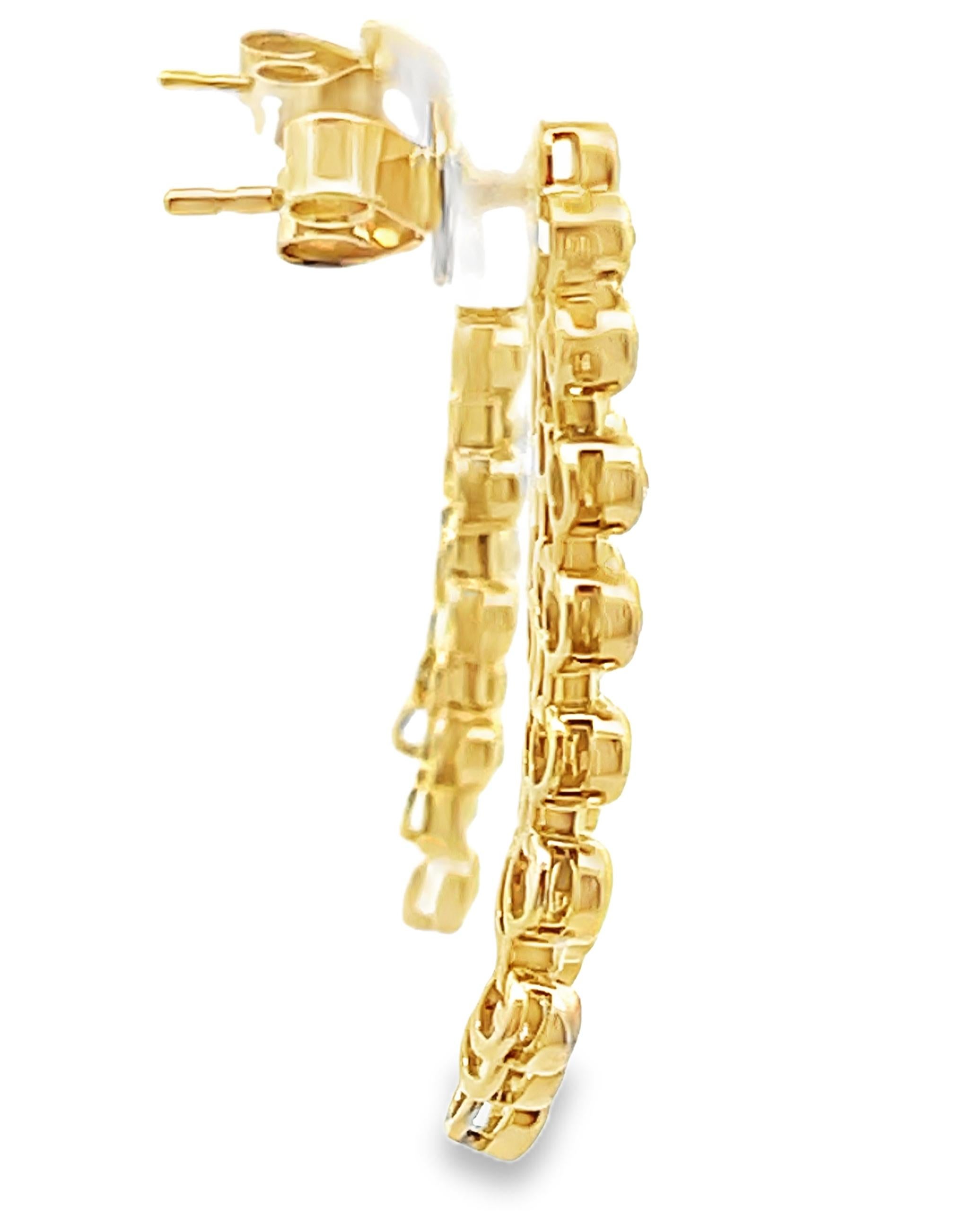 Contemporaneo Eleganti orecchini pendenti con diamanti multipli incastonati a illusione in oro giallo 14K in vendita