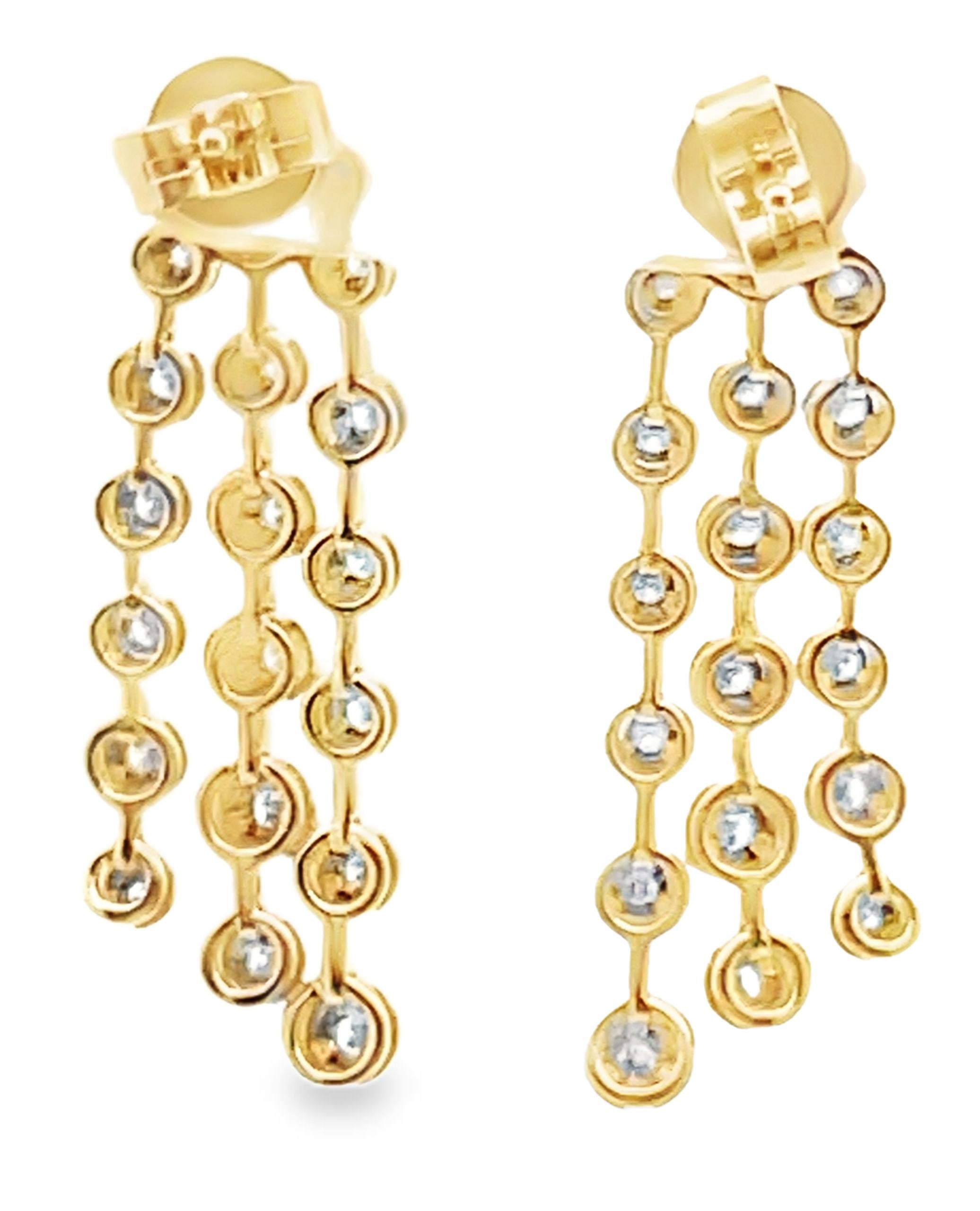 Taglio rotondo Eleganti orecchini pendenti con diamanti multipli incastonati a illusione in oro giallo 14K in vendita