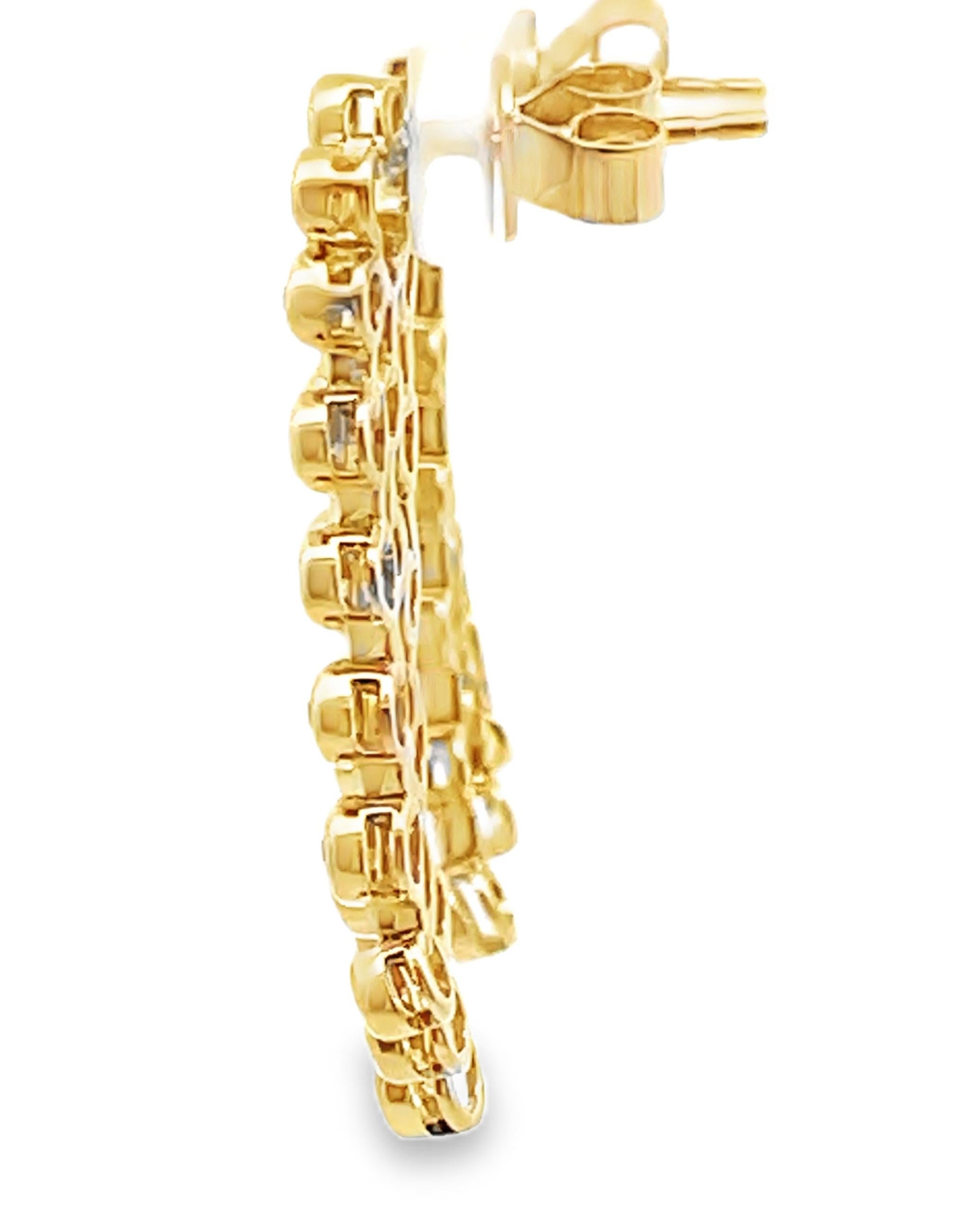 Eleganti orecchini pendenti con diamanti multipli incastonati a illusione in oro giallo 14K In condizioni Nuovo in vendita a Old Tappan, NJ