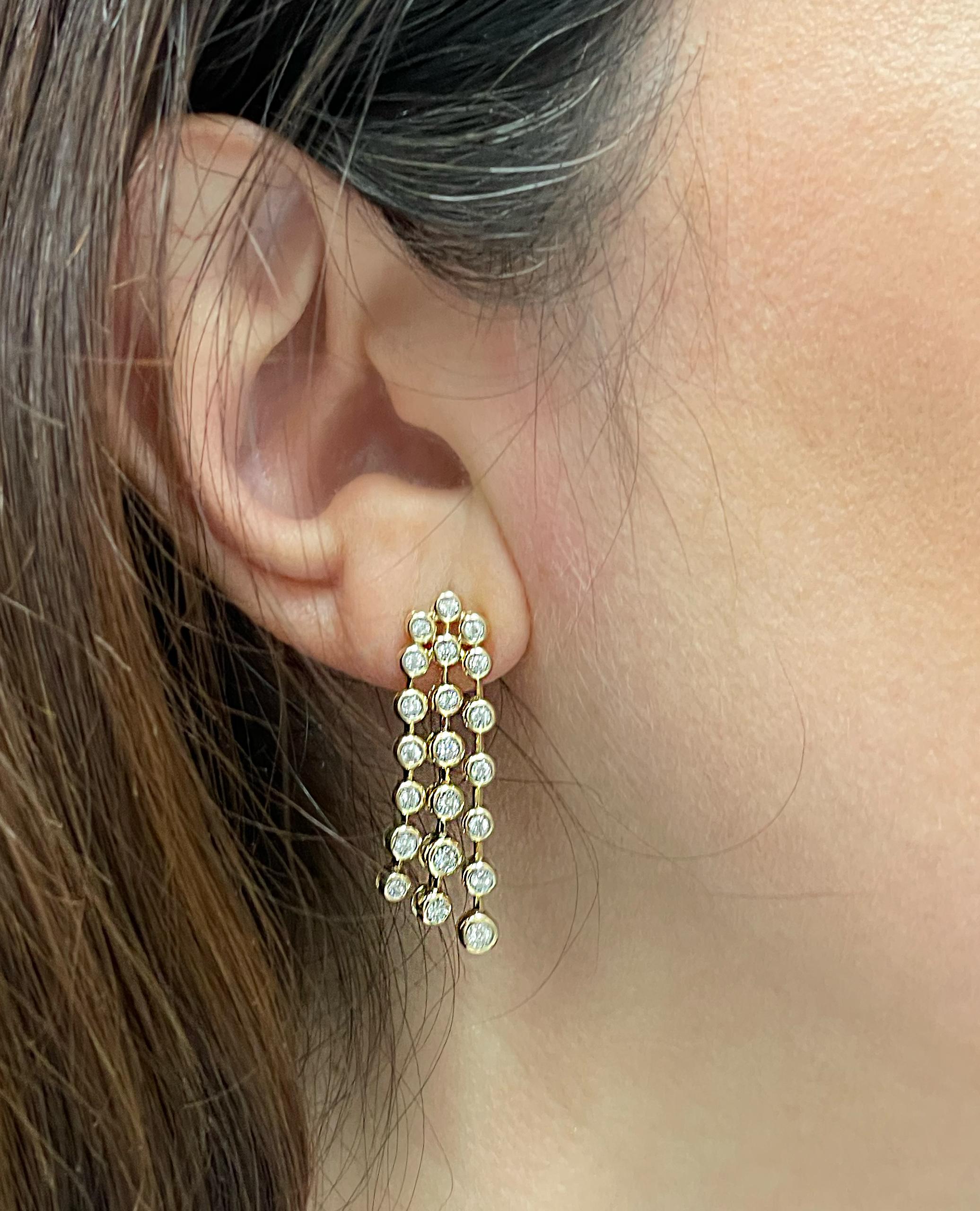 Donna Eleganti orecchini pendenti con diamanti multipli incastonati a illusione in oro giallo 14K in vendita